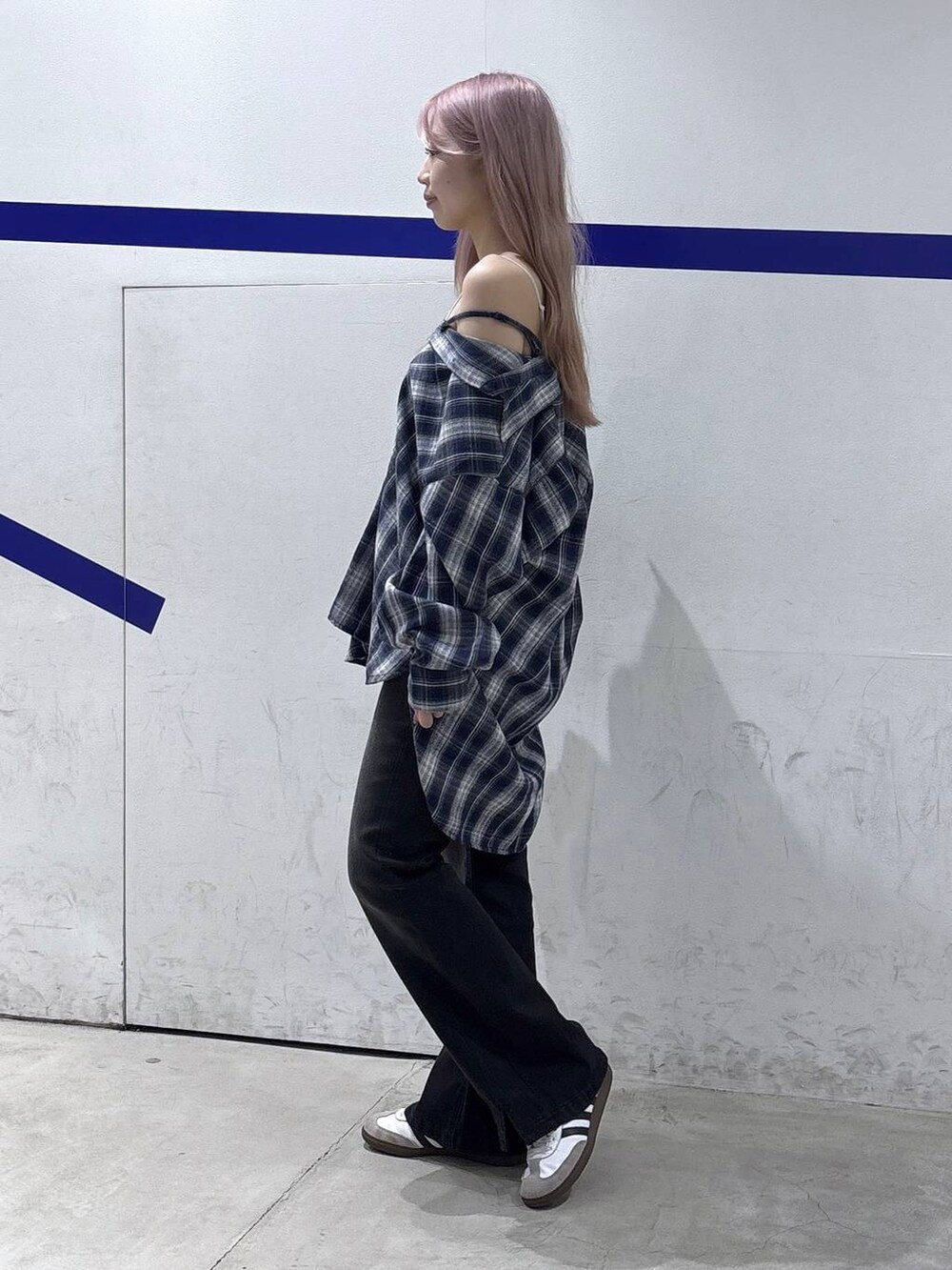 その他のシャツ/ブラウス、ブラック系のデニムパンツを着用したレディースの秋コーディネートの3枚目の写真