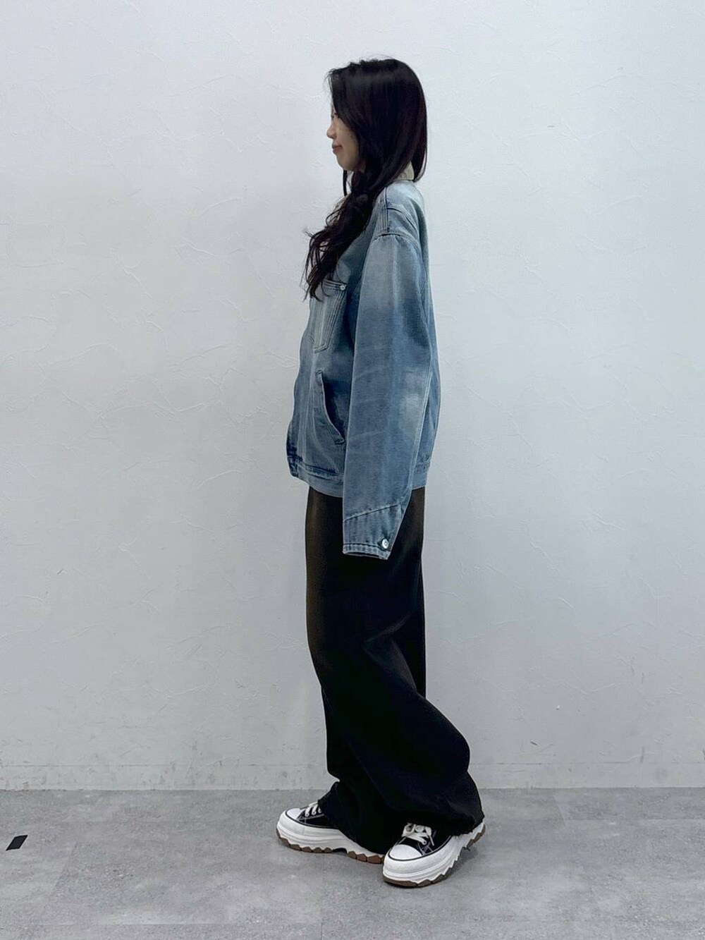 グレー系のTシャツ/カットソー、ブラウン系のデニムパンツを着用したレディースの春コーディネートの3枚目の写真