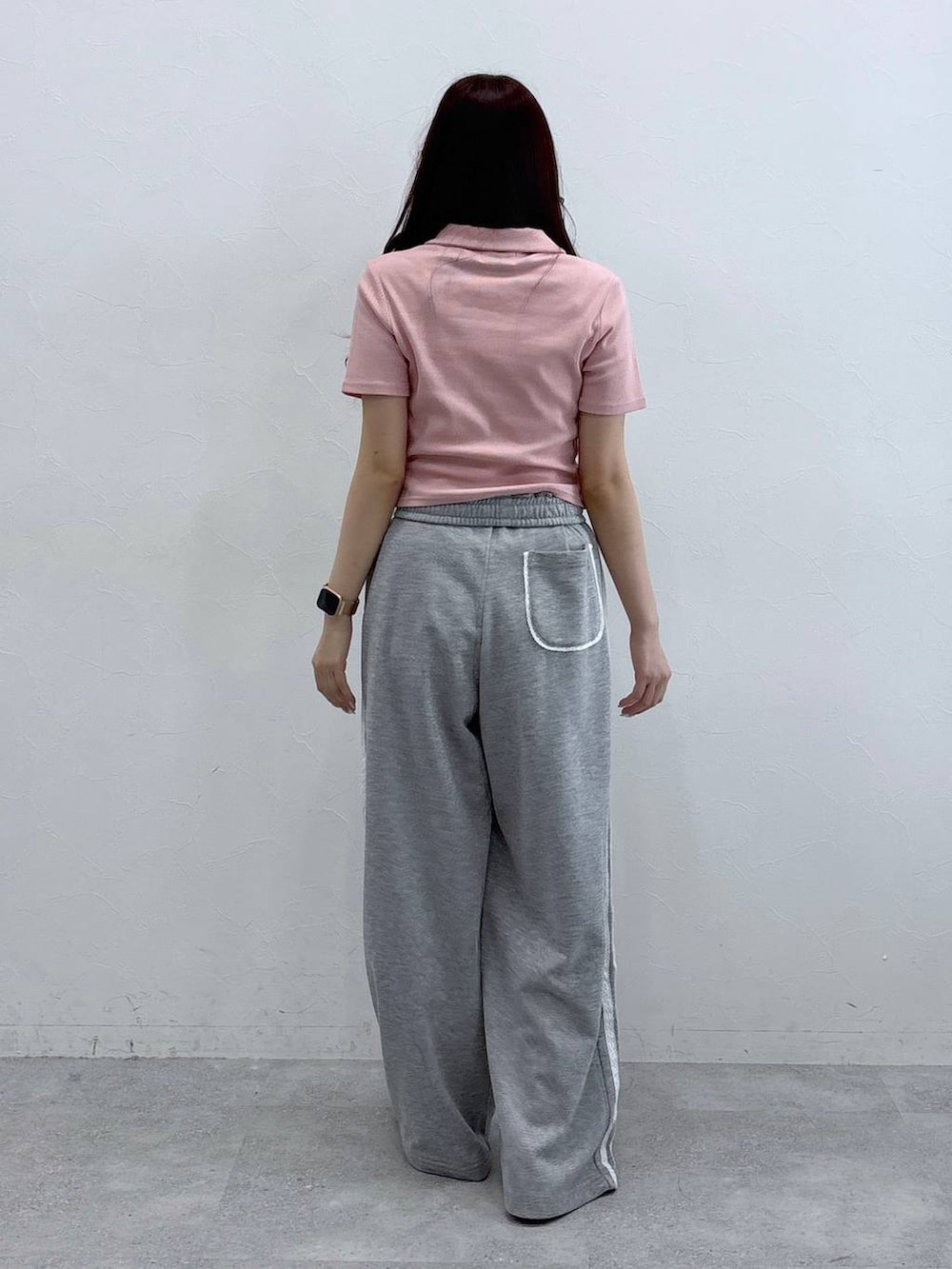 ピンク系のTシャツ/カットソー、グレー系のスウェットパンツを着用したレディースの春コーディネートの4枚目の写真