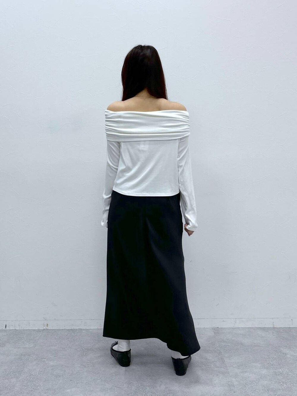 ブラック系のスカート、ホワイト系のTシャツ/カットソーを着用したレディースの春コーディネートの5枚目の写真