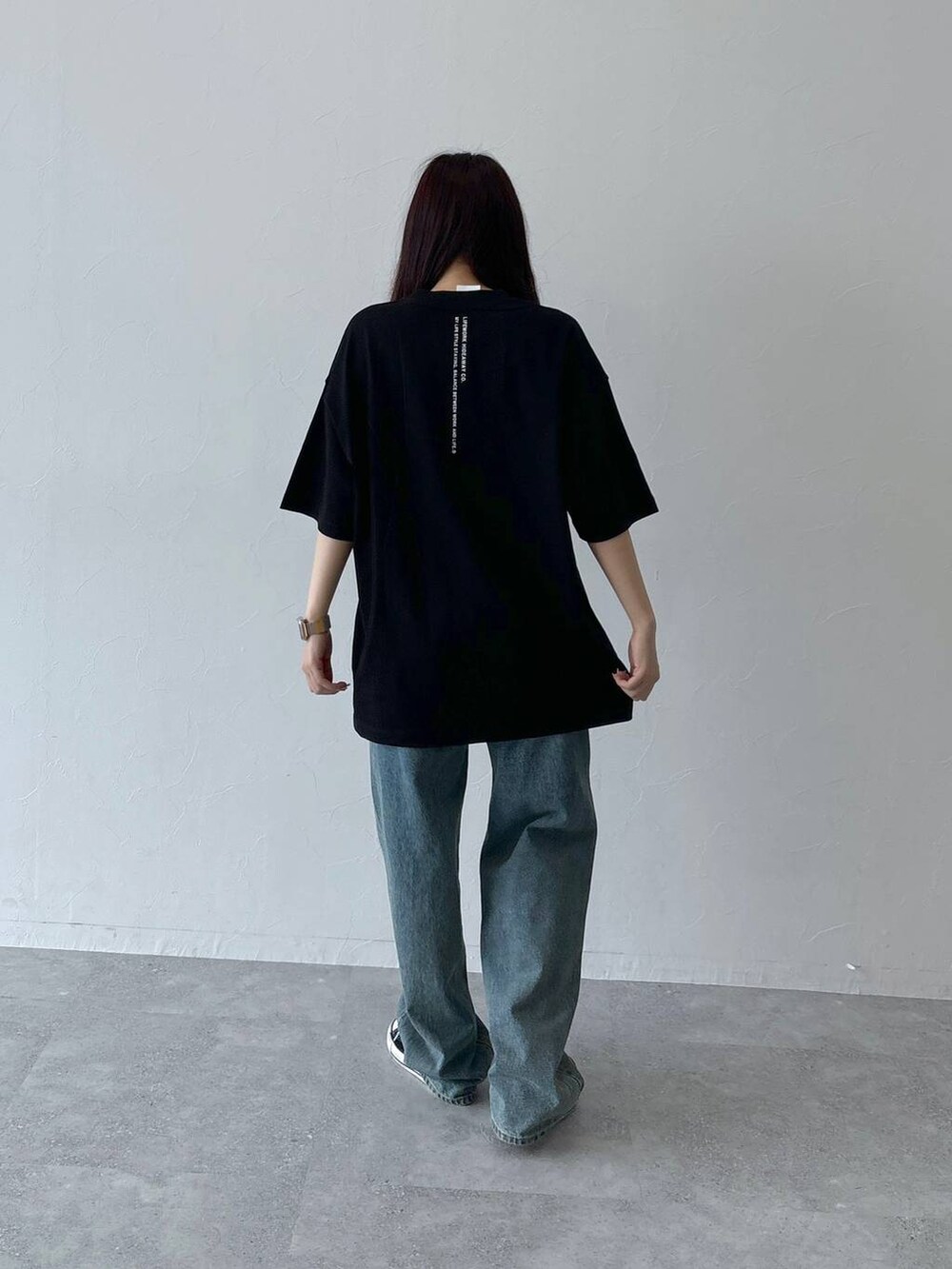 ブルー系のデニムパンツ、ブラック系のTシャツ/カットソーを着用したレディースの夏コーディネートの4枚目の写真