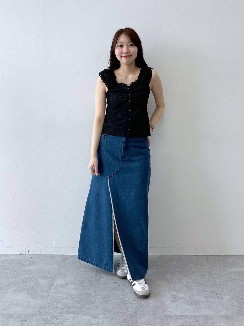 ブルー系のスカート、ブラック系のシャツ/ブラウスを着用したレディースの夏コーディネートの3枚目の写真