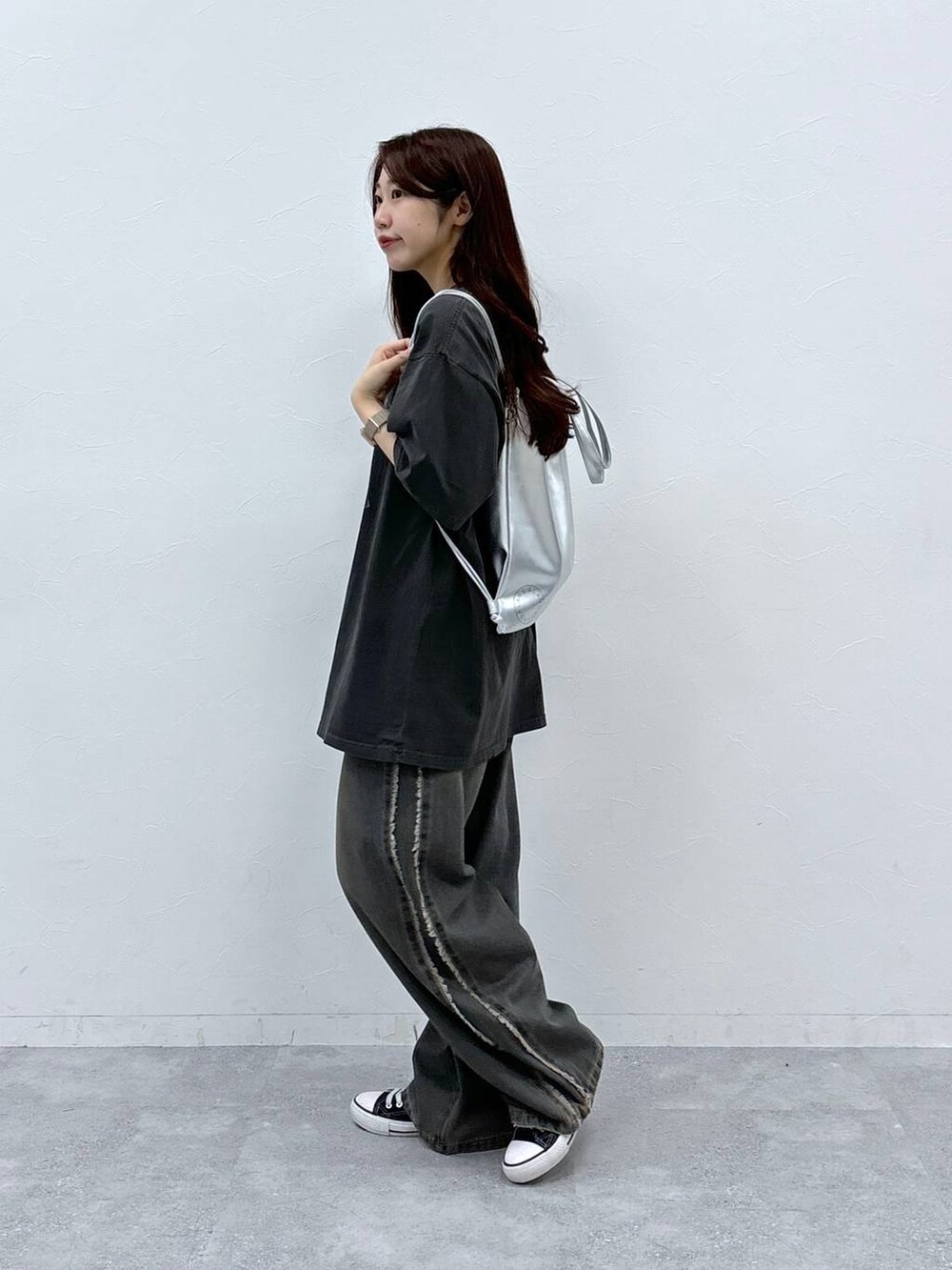 ブルー系のデニムパンツ、その他のTシャツ/カットソー、グレー系のバックパック/リュックを着用したレディースの夏コーディネートの3枚目の写真