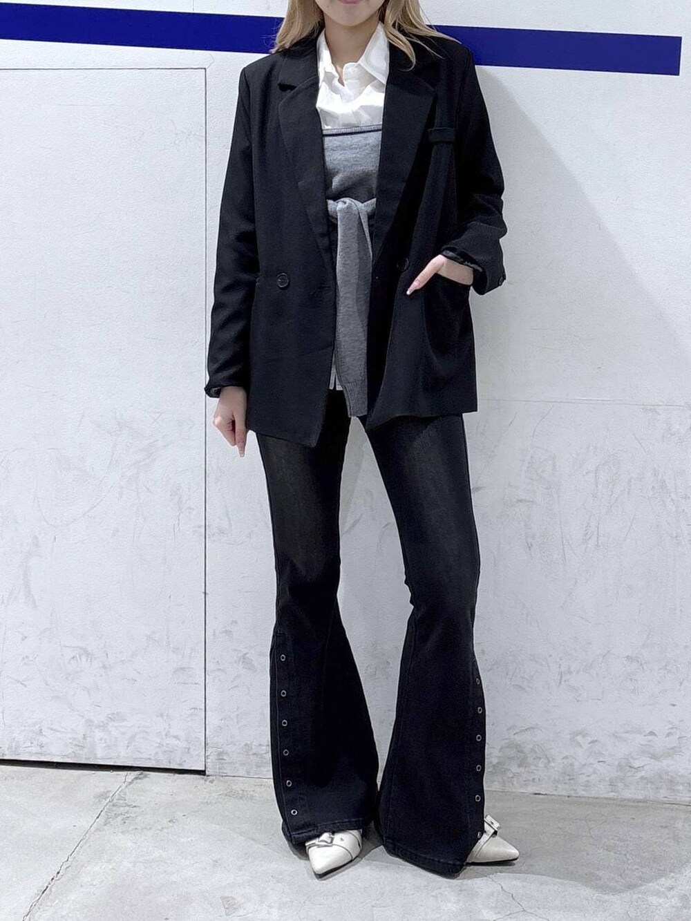 ホワイト系のパンプス、ブラック系のデニムパンツ、ホワイト系のシャツ/ブラウスを着用したレディースの冬コーディネートの2枚目の写真