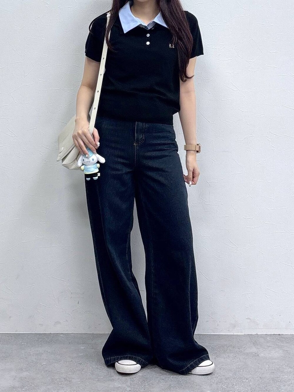 ホワイト系のハンドバッグ、ブルー系のデニムパンツ、その他のその他雑貨を着用したレディースの夏コーディネートの2枚目の写真