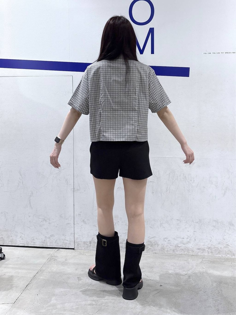 ブラック系のサンダル、ブラック系のその他パンツ、その他のシャツ/ブラウスを着用したレディースの春コーディネートの4枚目の写真