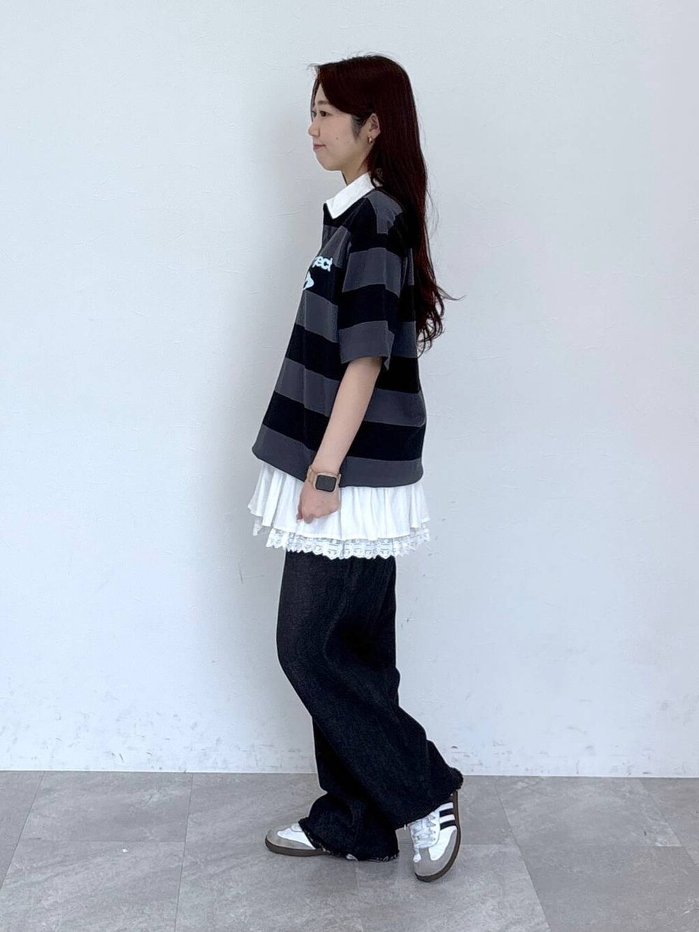 ブラック系のデニムパンツ、ベージュ系のスカート、グレー系のTシャツ/カットソーを着用したレディースの春コーディネートの3枚目の写真