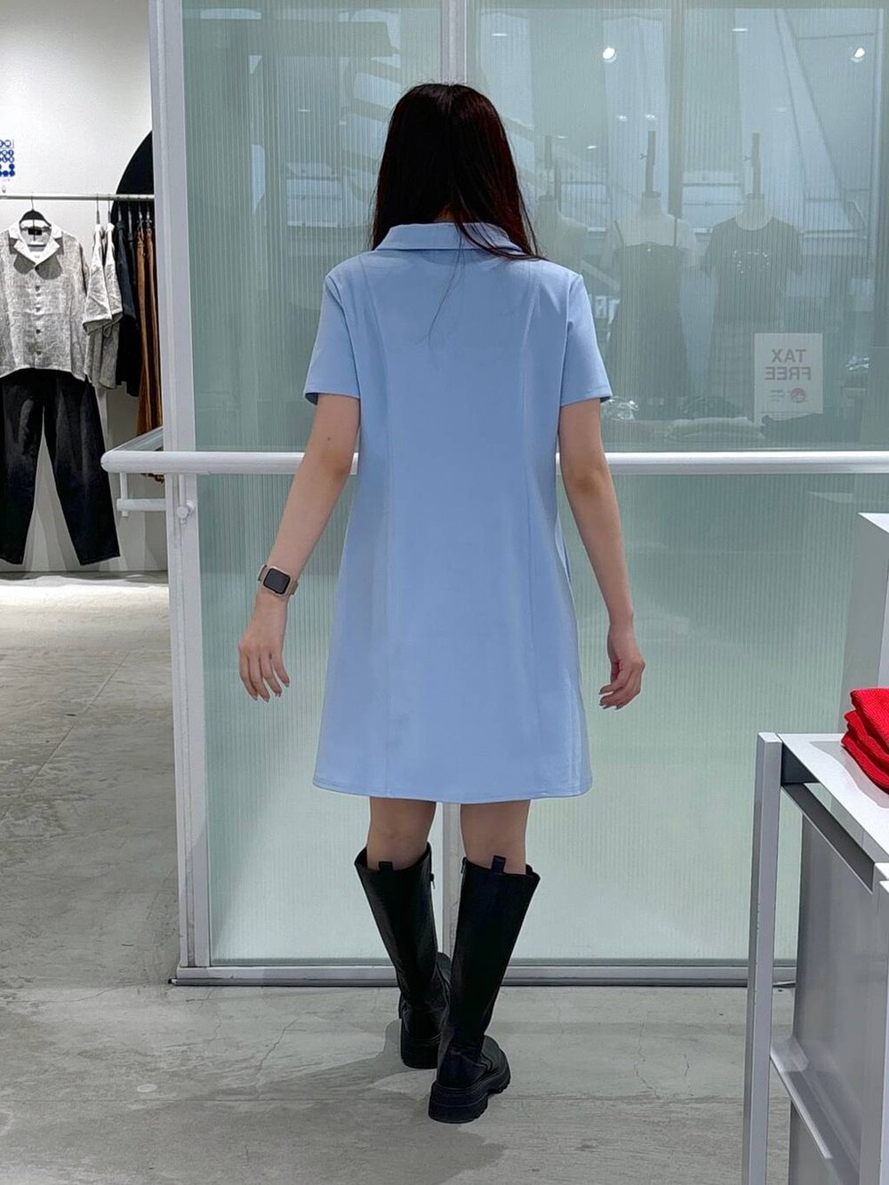 ブルー系のワンピース、ブラック系のブーツを着用したレディースの夏コーディネートの4枚目の写真