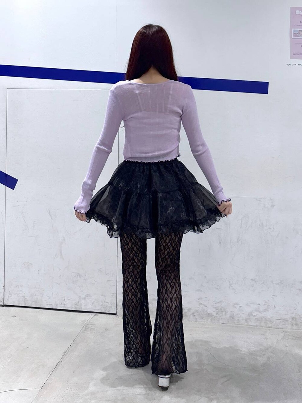 シルバー系のサンダル、ブラック系のその他パンツ、パープル系のカーディガン/ボレロを着用したレディースの夏コーディネートの4枚目の写真