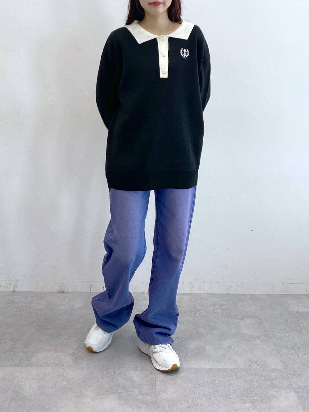 パープル系のデニムパンツ、ブラック系のニット/セーターを着用したレディースの冬コーディネートの3枚目の写真