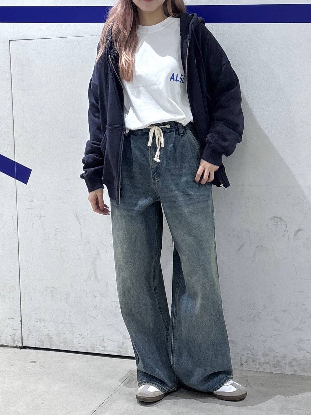 その他のTシャツ/カットソー、ブルー系のパーカー、ブルー系のデニムパンツを着用したレディースの秋コーディネートの2枚目の写真