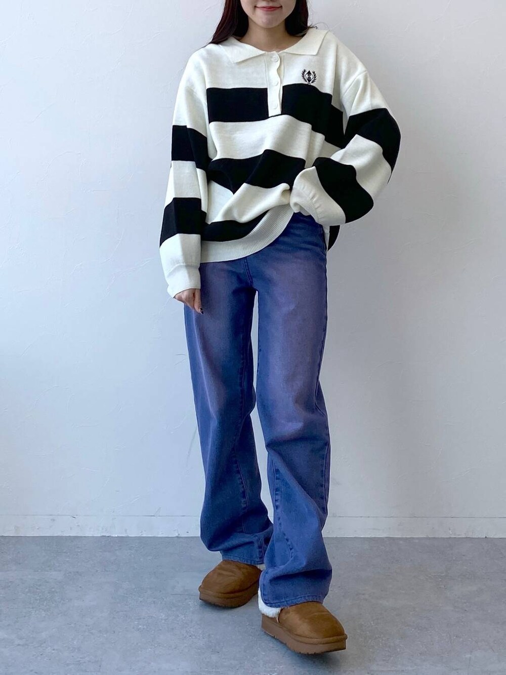 パープル系のデニムパンツ、その他のニット/セーターを着用したレディースの冬コーディネートの2枚目の写真