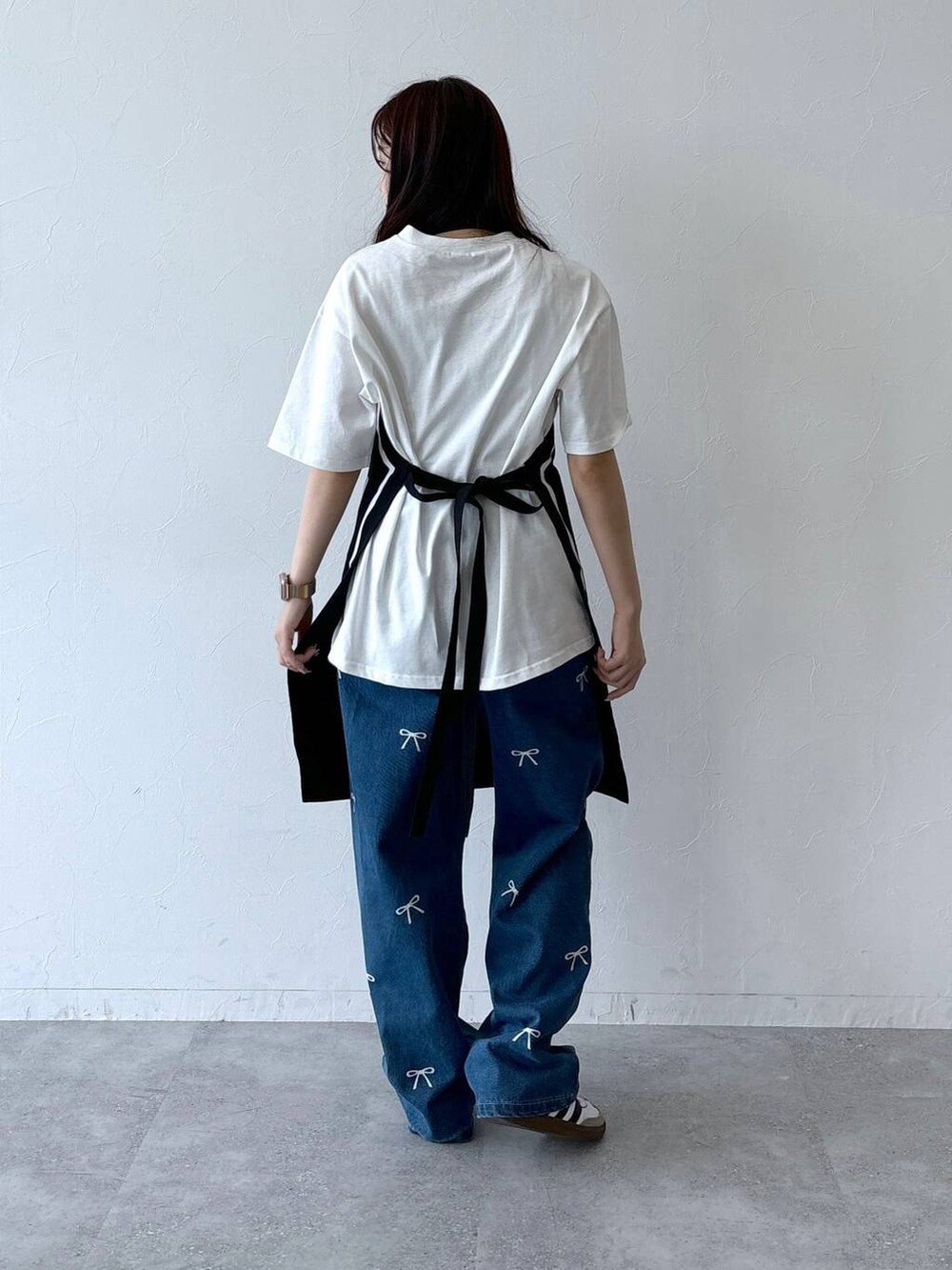 ブルー系のデニムパンツ、ホワイト系のTシャツ/カットソーを着用したレディースの夏コーディネートの4枚目の写真