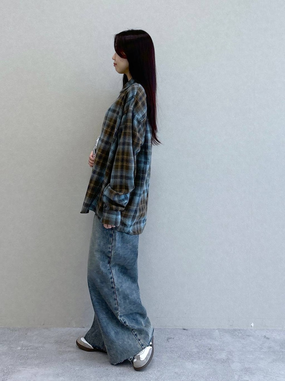 その他のショルダーバッグ、その他のデニムパンツ、ブルー系のシャツ/ブラウスを着用したレディースの冬コーディネートの3枚目の写真