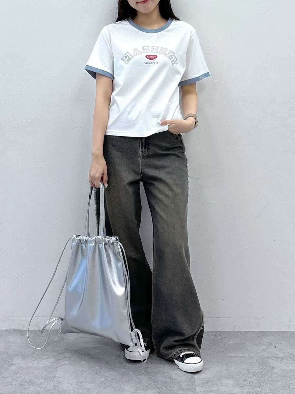 ブルー系のデニムパンツ、ホワイト系のTシャツ/カットソー、グレー系のバックパック/リュックを着用したレディースの夏コーディネートの2枚目の写真
