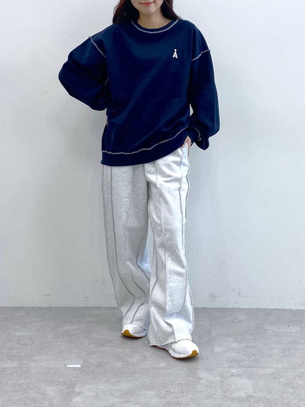 グレー系のスウェットパンツ、ブルー系のスウェットを着用したレディースの冬コーディネートの2枚目の写真