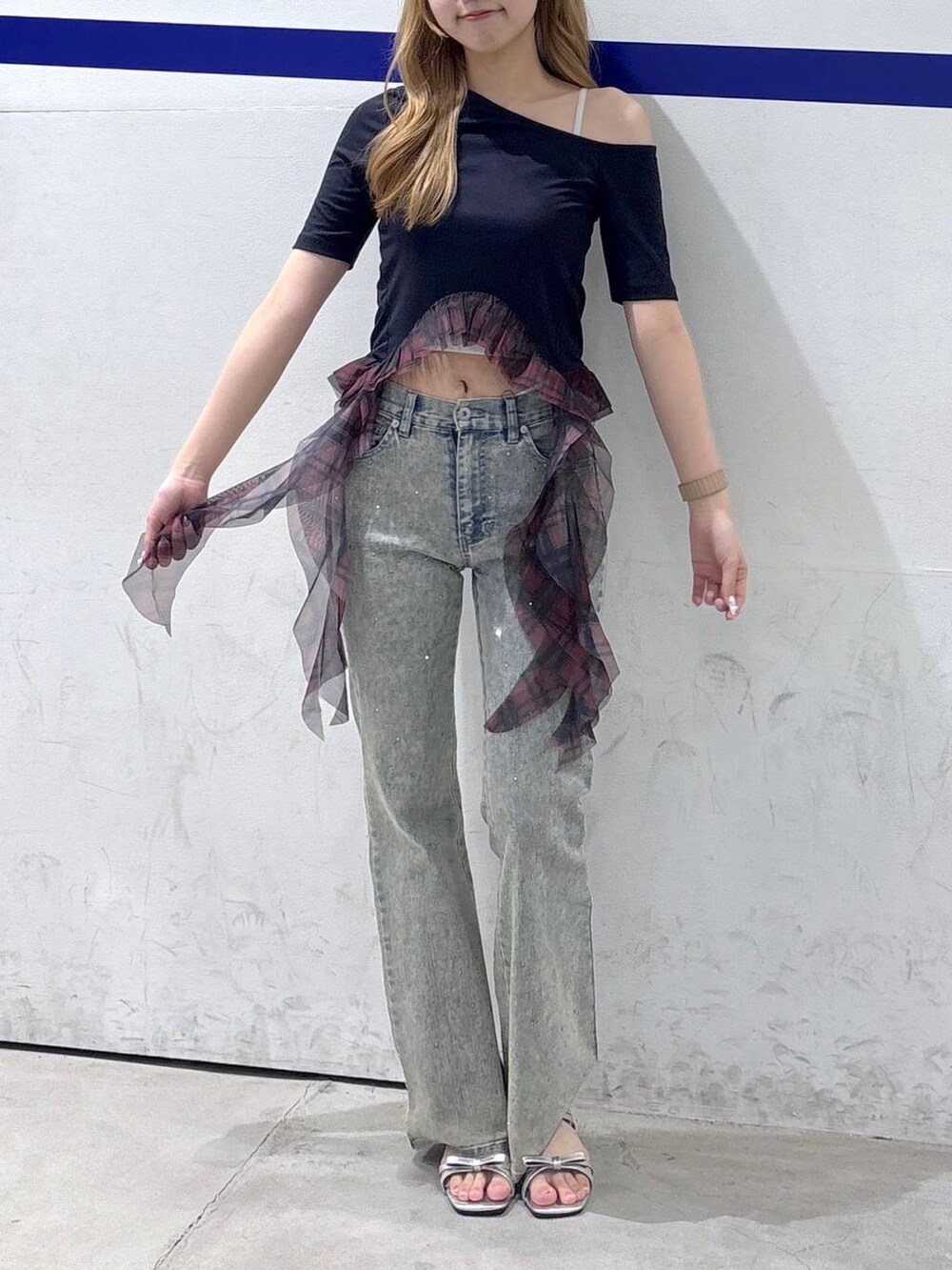 ブルー系のTシャツ/カットソー、ブルー系のデニムパンツを着用したレディースの夏コーディネートの3枚目の写真