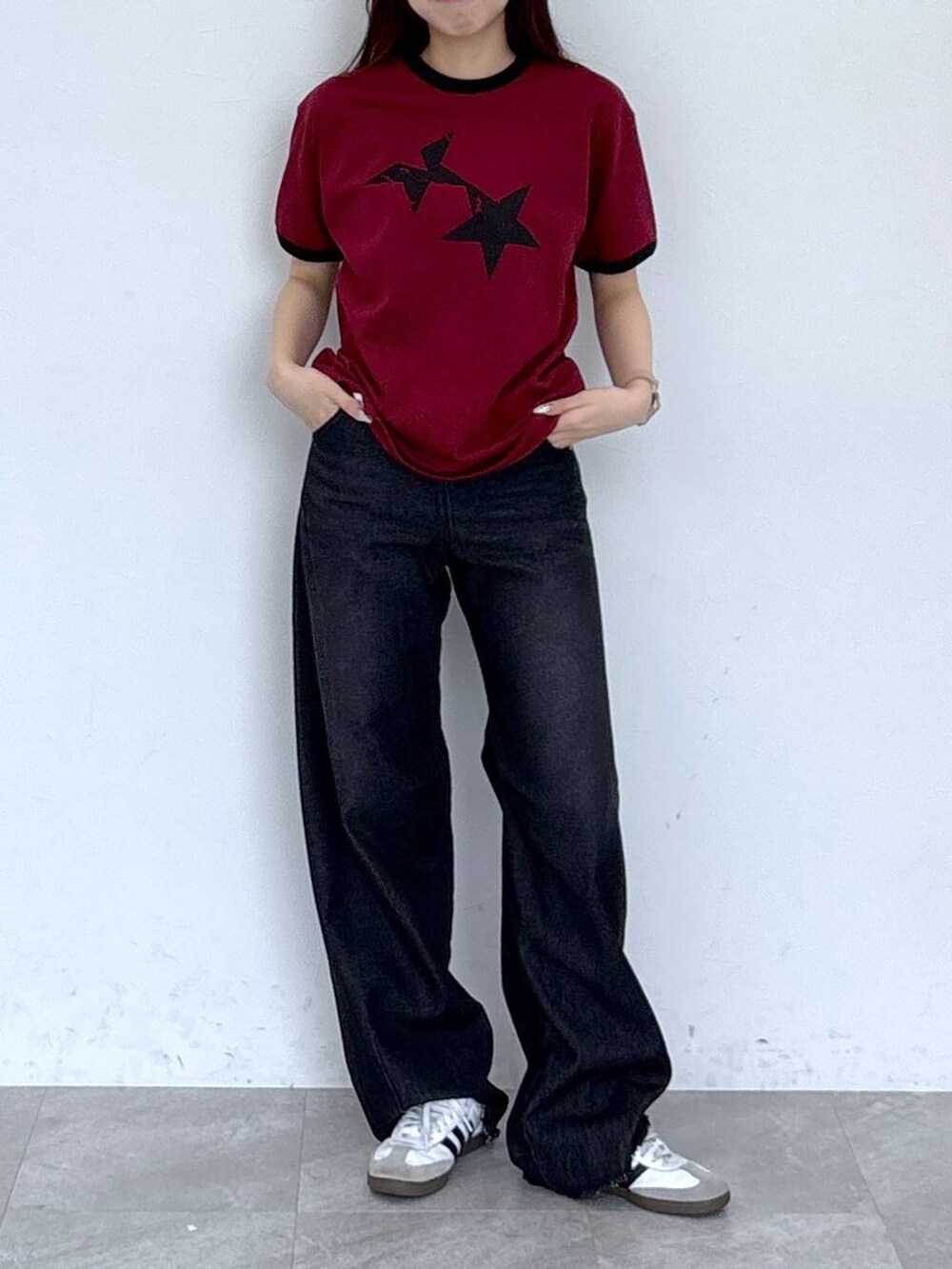 ブラック系のデニムパンツ、レッド系のTシャツ/カットソーを着用したレディースの春コーディネートの2枚目の写真