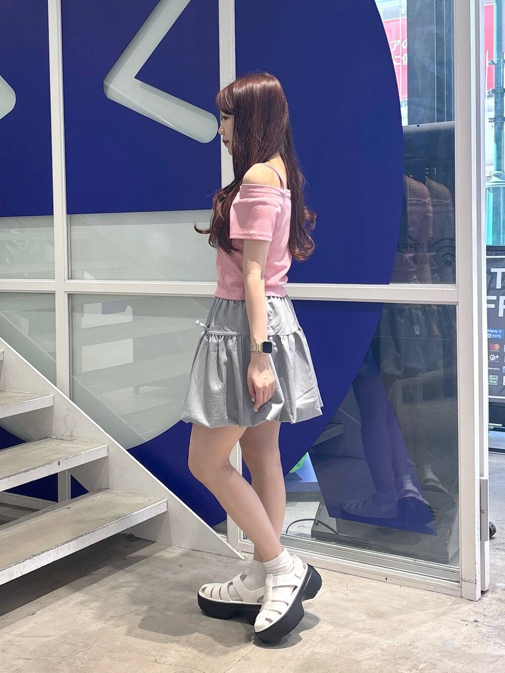 その他のサンダル、ピンク系のTシャツ/カットソー、グレー系のスカートを着用したレディースの春コーディネートの3枚目の写真