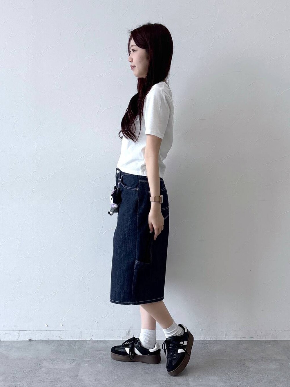 ホワイト系のTシャツ/カットソー、ブルー系のデニムパンツ、その他のその他雑貨を着用したレディースの春コーディネートの3枚目の写真