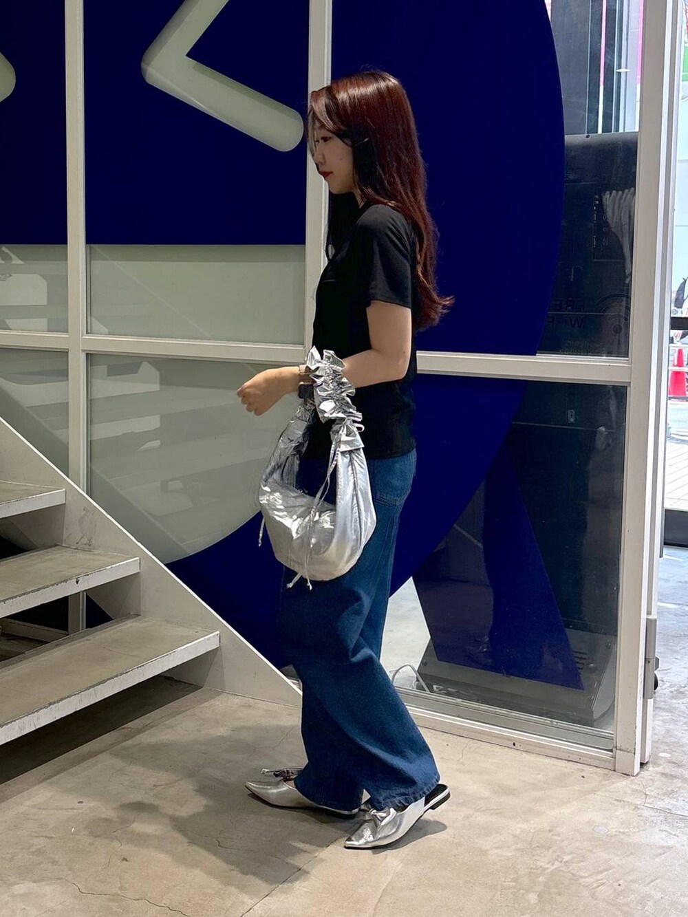 その他のサンダル、ブラック系のTシャツ/カットソー、ブルー系のデニムパンツを着用したレディースの夏コーディネートの3枚目の写真