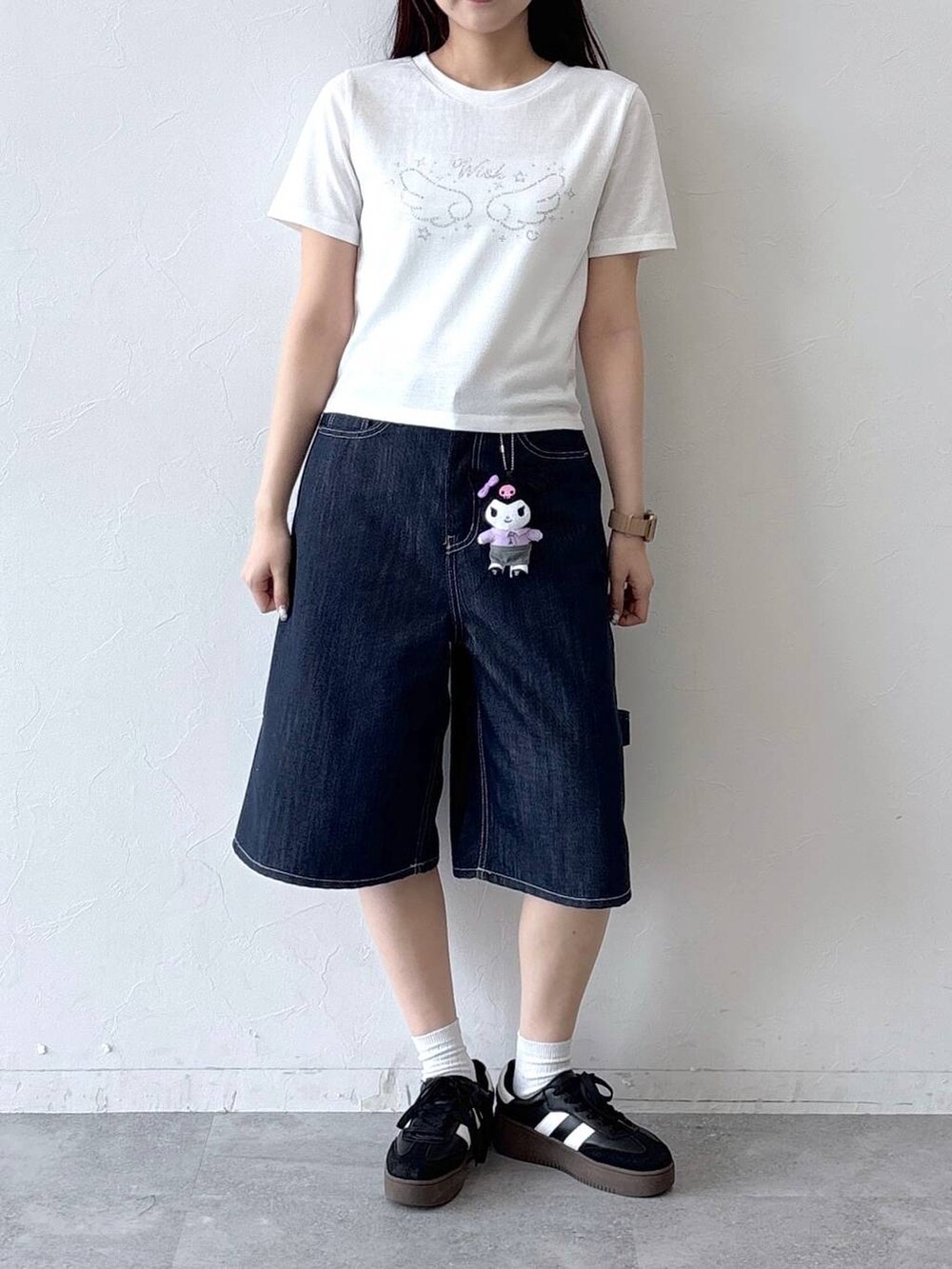 ホワイト系のTシャツ/カットソー、ブルー系のデニムパンツ、その他のその他雑貨を着用したレディースの春コーディネートの2枚目の写真