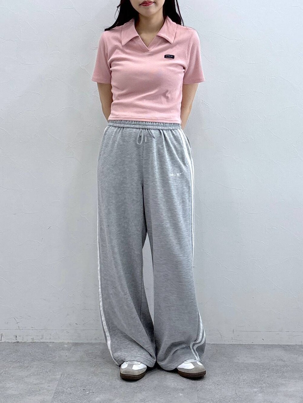 ピンク系のTシャツ/カットソー、グレー系のスウェットパンツを着用したレディースの春コーディネートの2枚目の写真