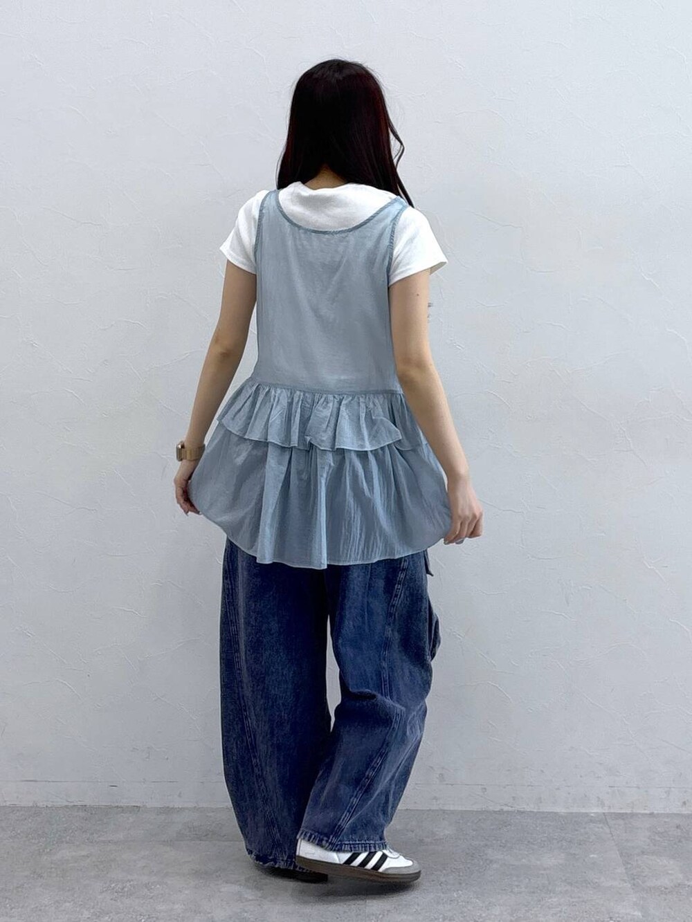 パープル系のカーゴパンツ、ブルー系のワンピース、ベージュ系のTシャツ/カットソーを着用したレディースの春コーディネートの4枚目の写真