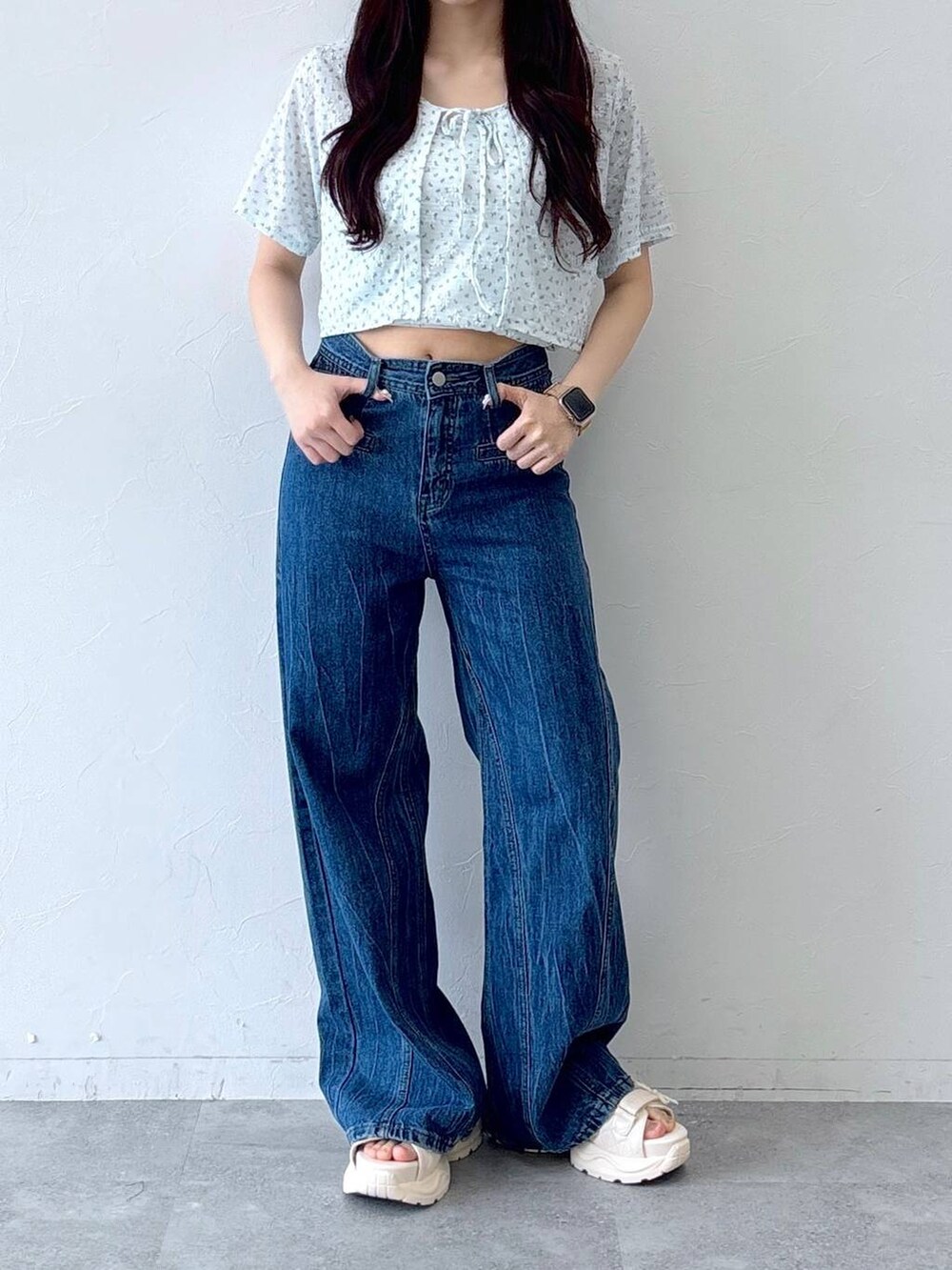 ブルー系のTシャツ/カットソー、その他のサンダル、ブルー系のデニムパンツを着用したレディースの春コーディネートの2枚目の写真