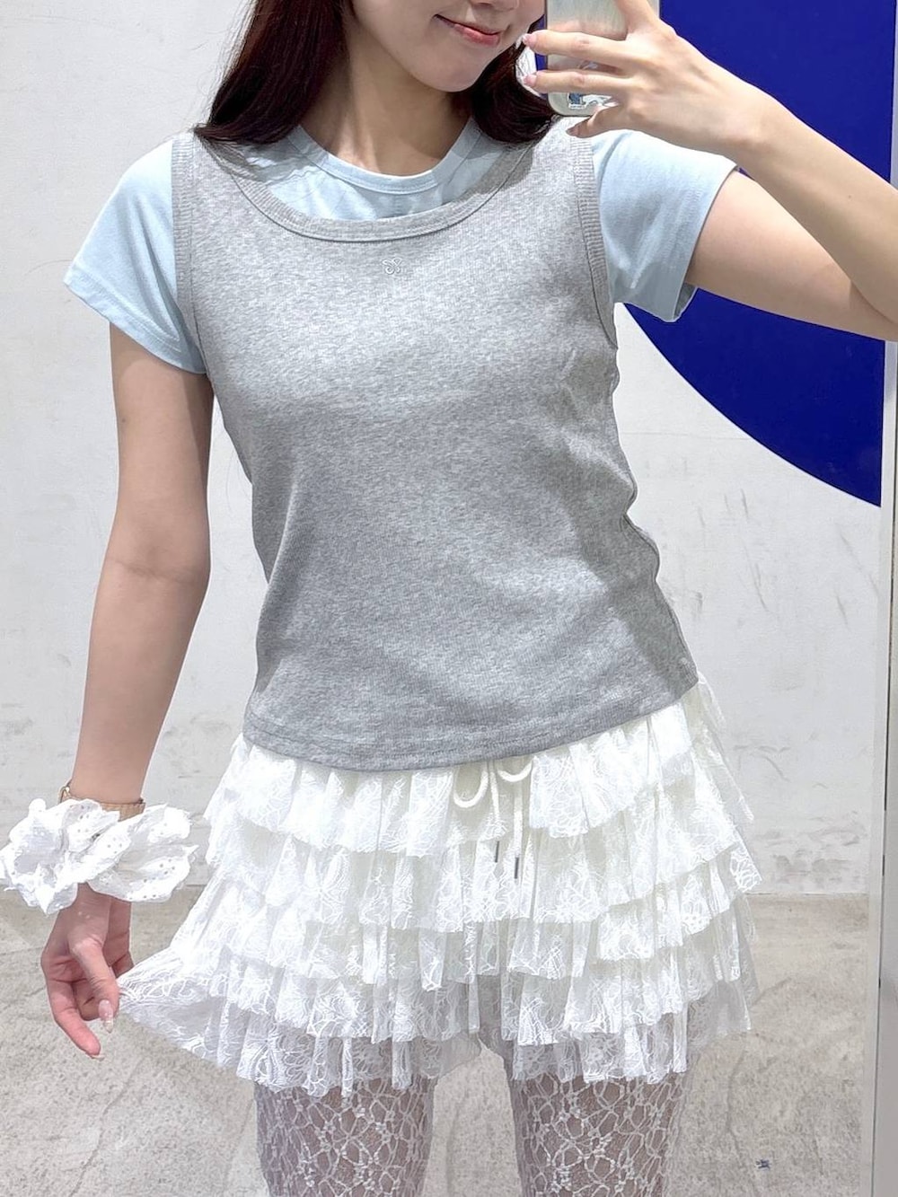 ホワイト系のその他パンツ、ブラック系のその他パンツ、グレー系のTシャツ/カットソーを着用したレディースの夏コーディネートの2枚目の写真