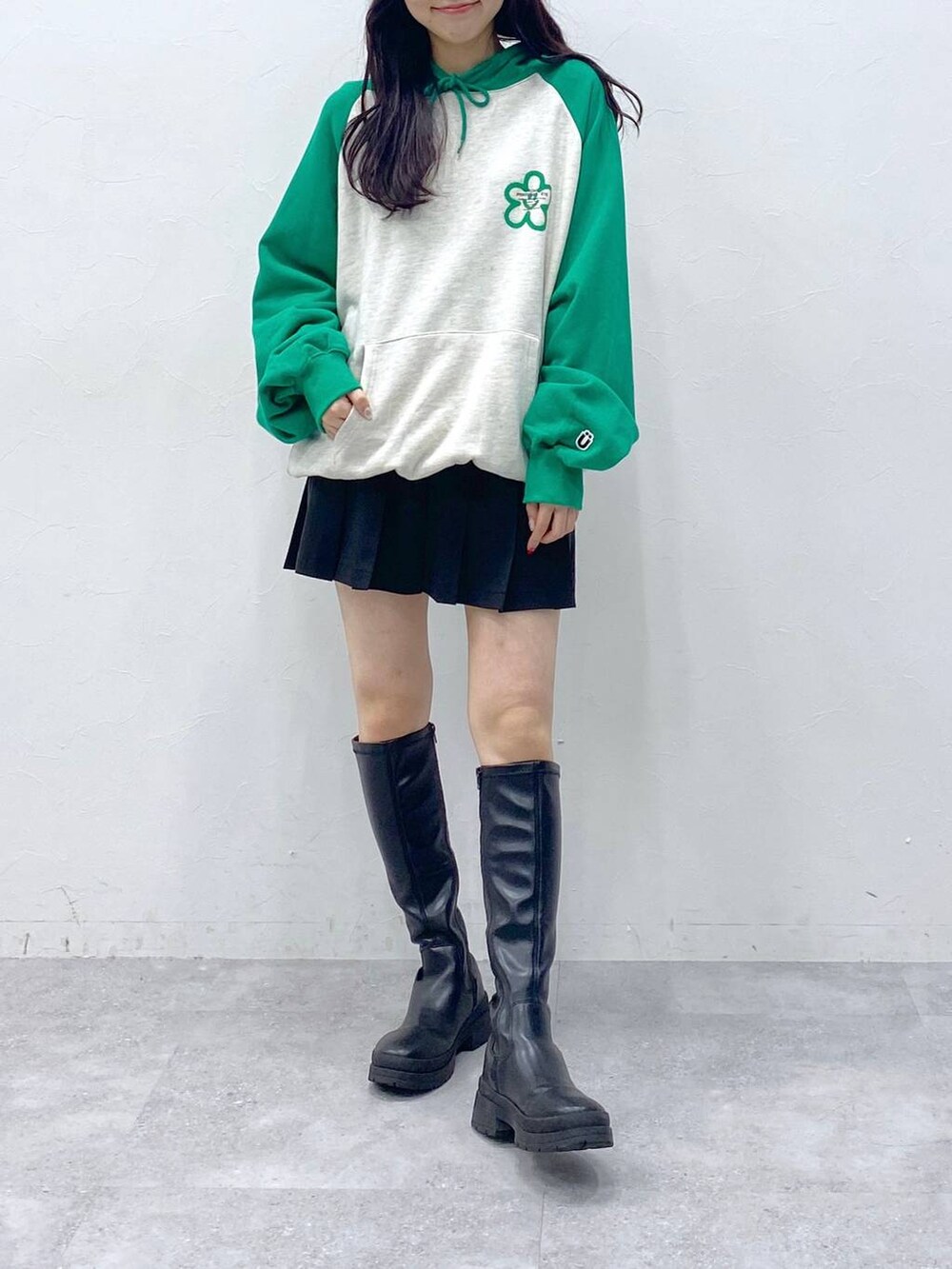 ブラック系のスカート、グリーン系のパーカーを着用したレディースの冬コーディネートの3枚目の写真