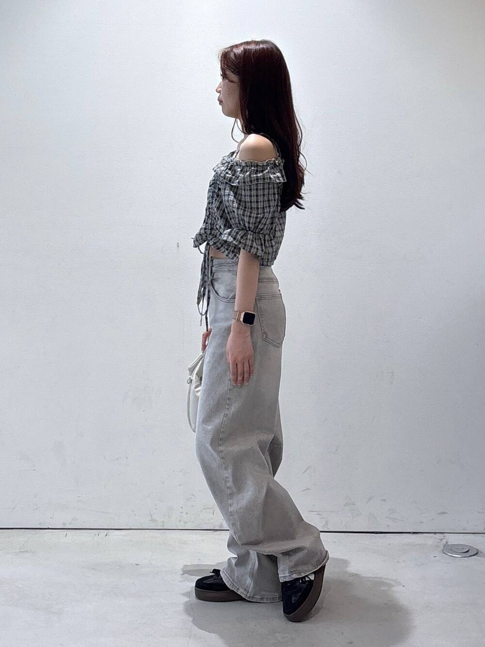 ホワイト系のハンドバッグ、グレー系のデニムパンツ、ブルー系のシャツ/ブラウスを着用したレディースの夏コーディネートの3枚目の写真