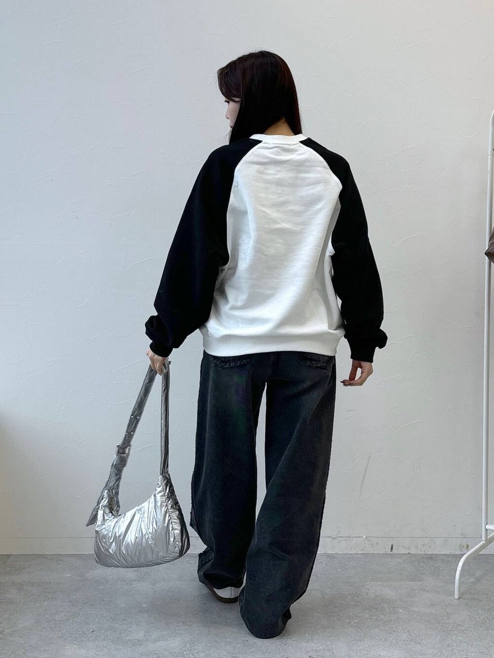 その他のショルダーバッグ、グレー系のデニムパンツ、ベージュ系のスウェットを着用したレディースの冬コーディネートの4枚目の写真
