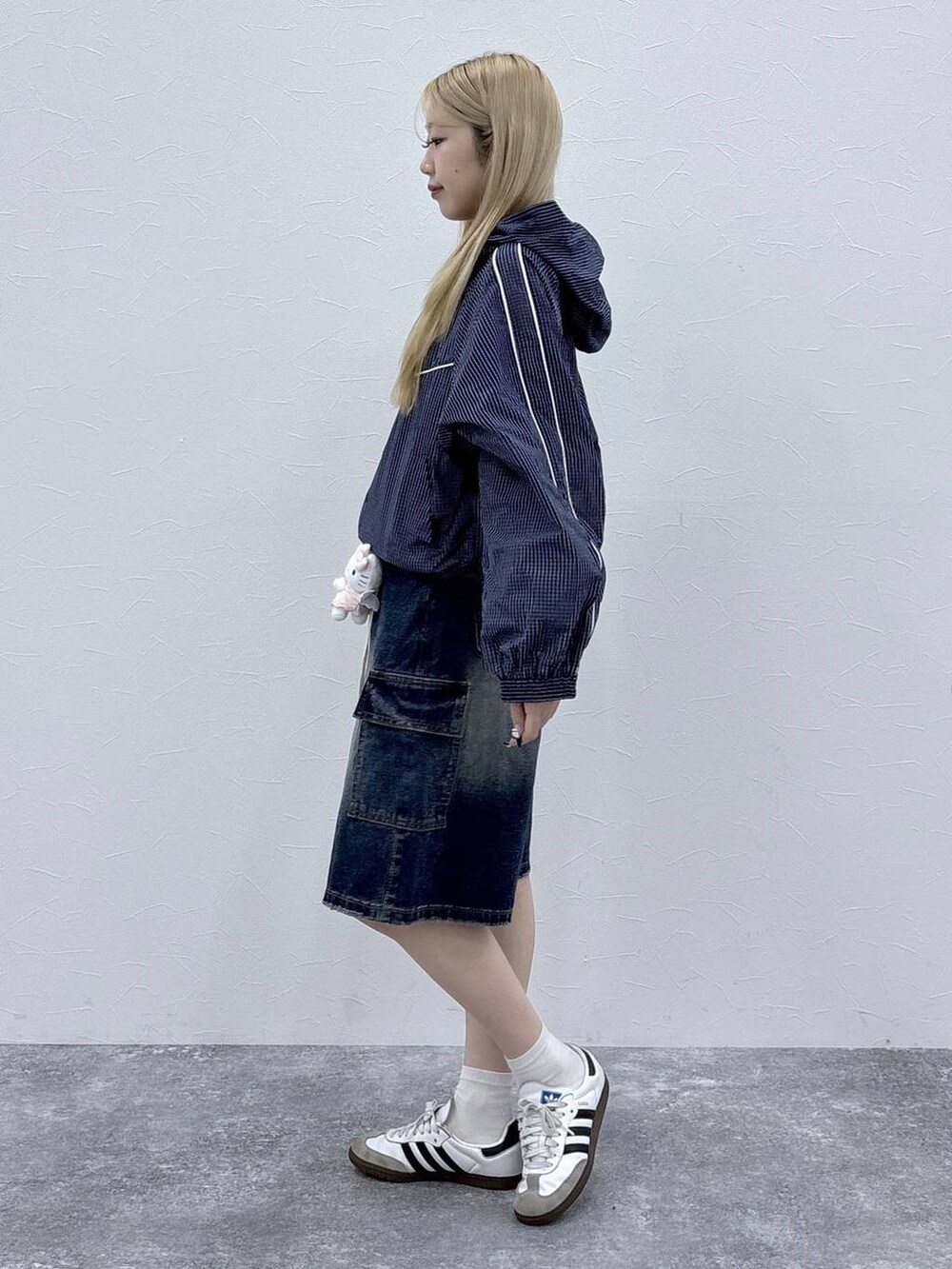 ブルー系のブルゾン、ブルー系のデニムパンツを着用したレディースの春コーディネートの3枚目の写真