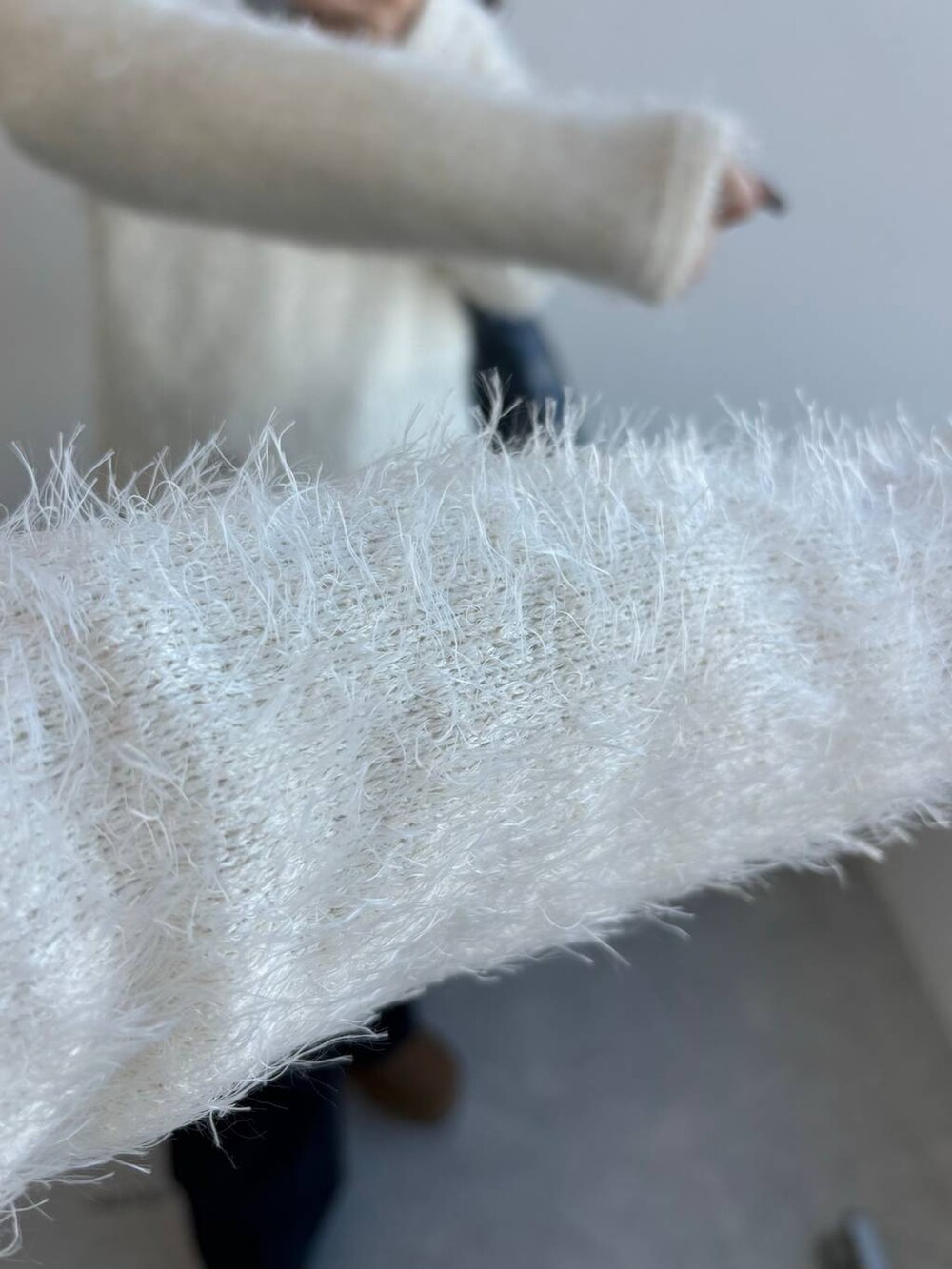 ホワイト系のTシャツ/カットソー、グレー系のその他パンツを着用したレディースの冬コーディネートの7枚目の写真