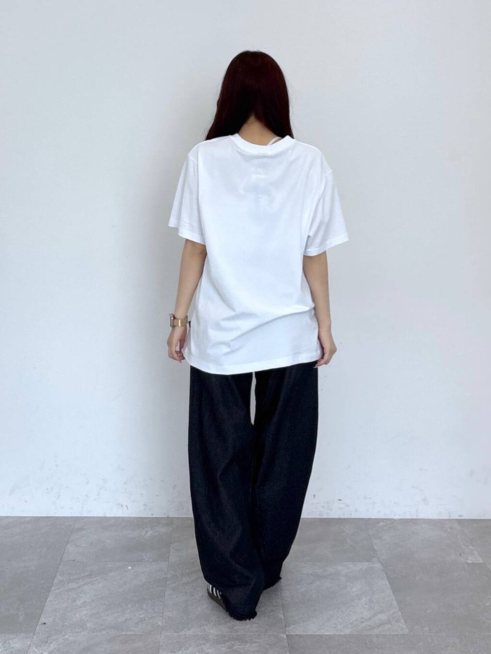 ブラック系のデニムパンツ、ホワイト系のTシャツ/カットソーを着用したレディースの春コーディネートの4枚目の写真