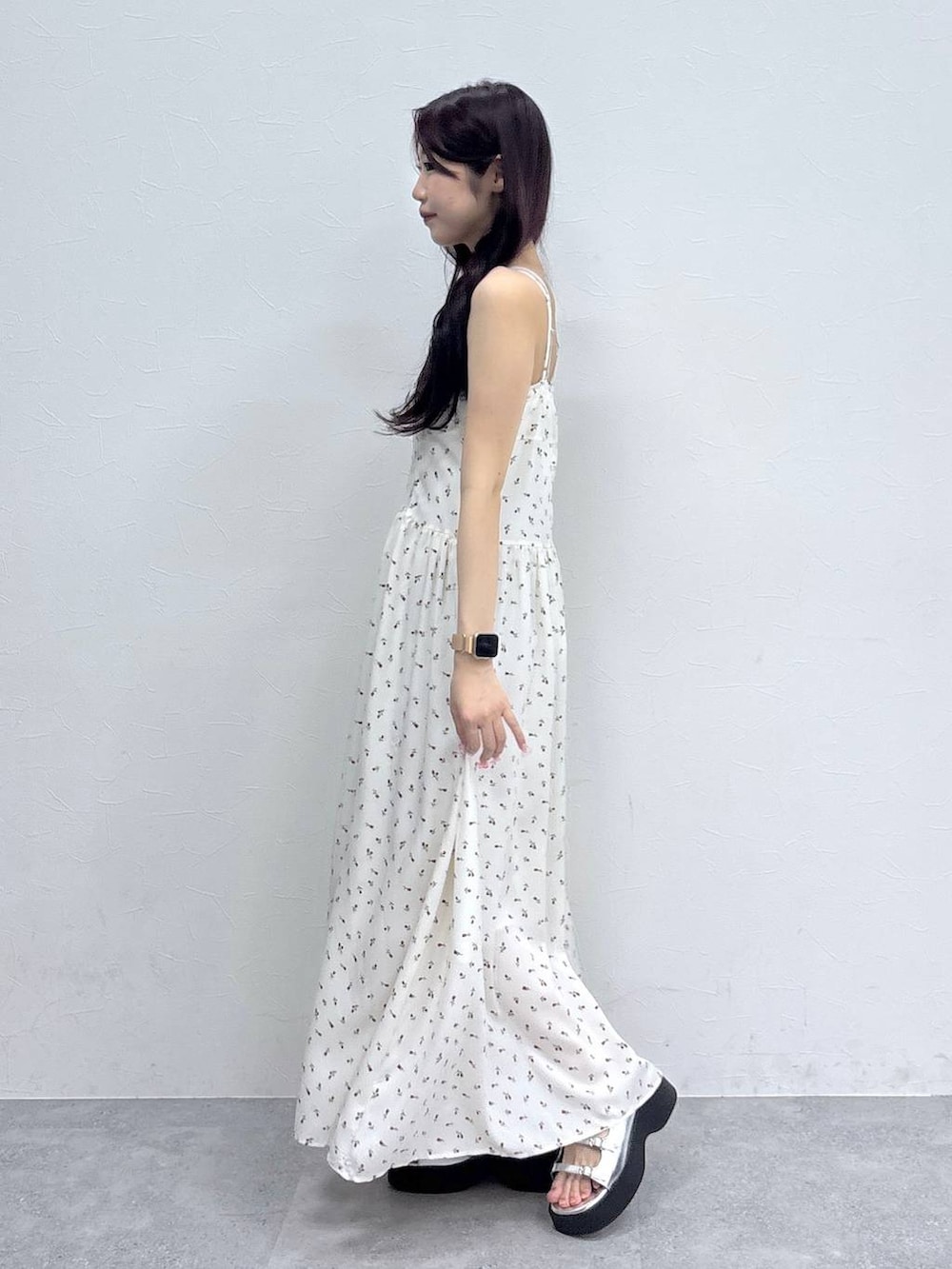 その他のサンダル、ブラック系のカーディガン/ボレロ、ホワイト系のワンピースを着用したレディースの春コーディネートの3枚目の写真