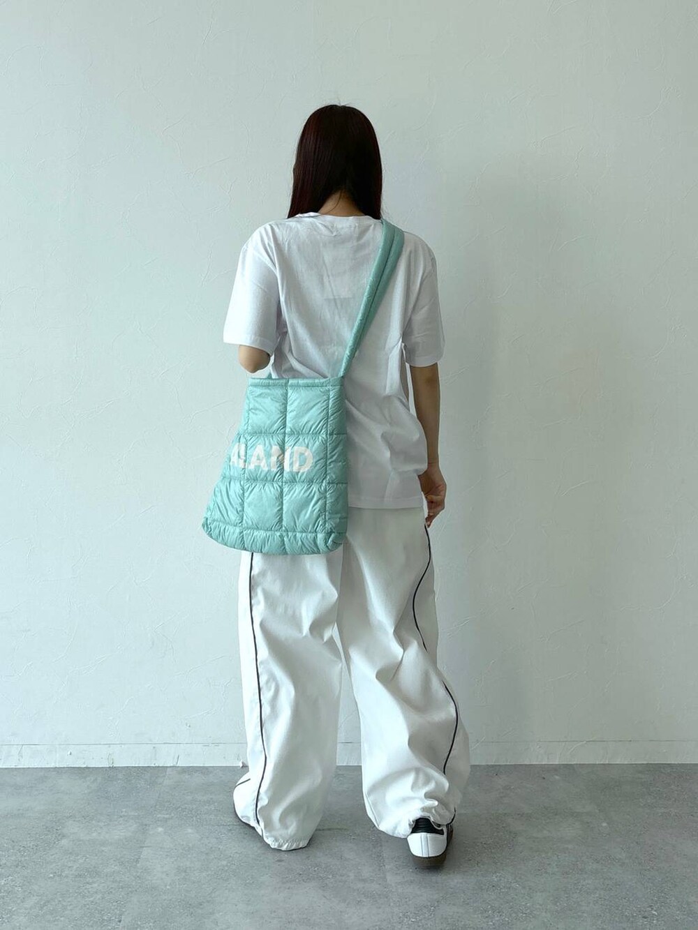 グリーン系のショルダーバッグ、ホワイト系のその他パンツ、ホワイト系のTシャツ/カットソーを着用したレディースの夏コーディネートの5枚目の写真