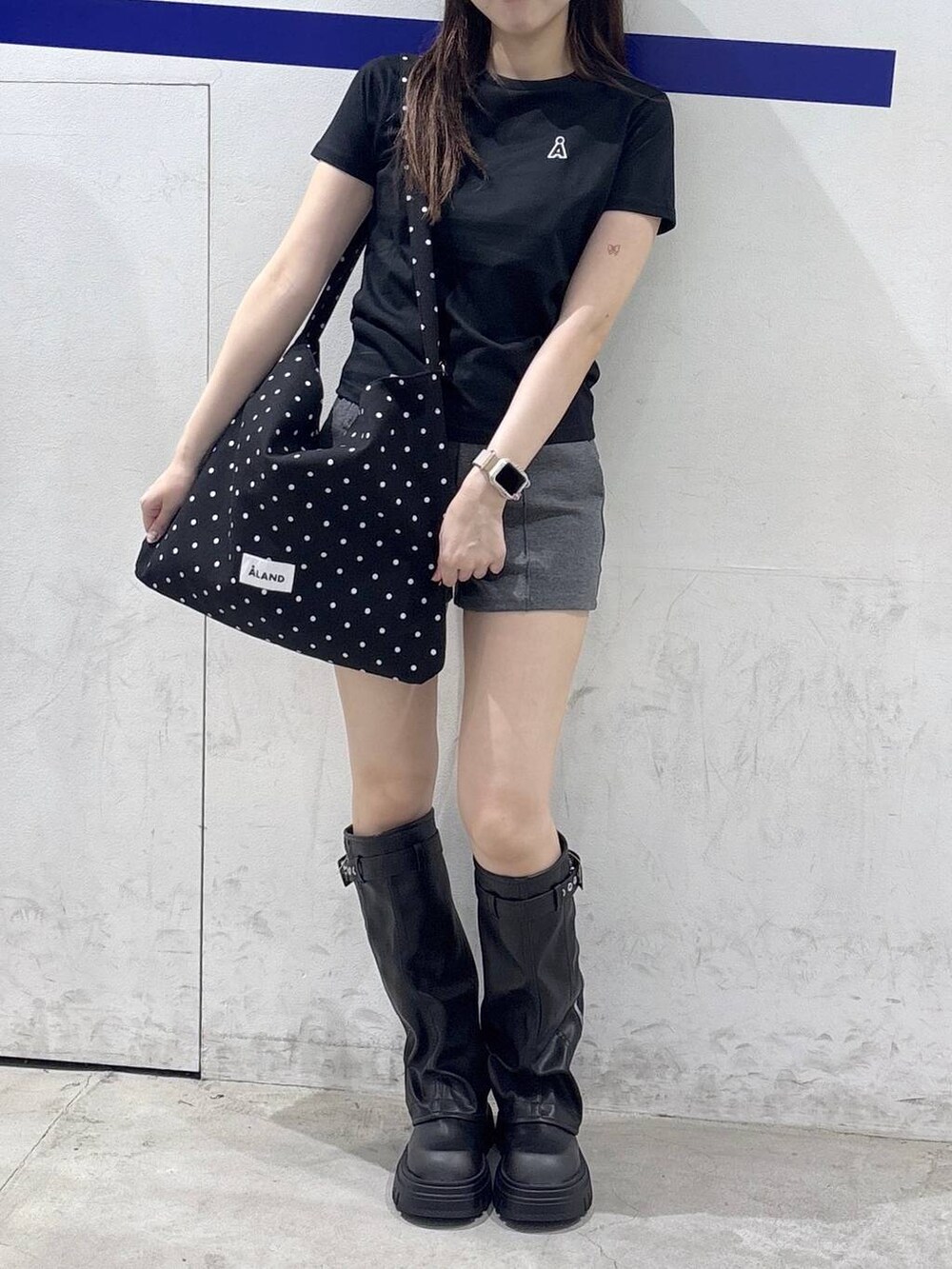 その他のトートバッグ、ブラック系のブーツ、グレー系のその他パンツを着用したレディースの夏コーディネートの2枚目の写真