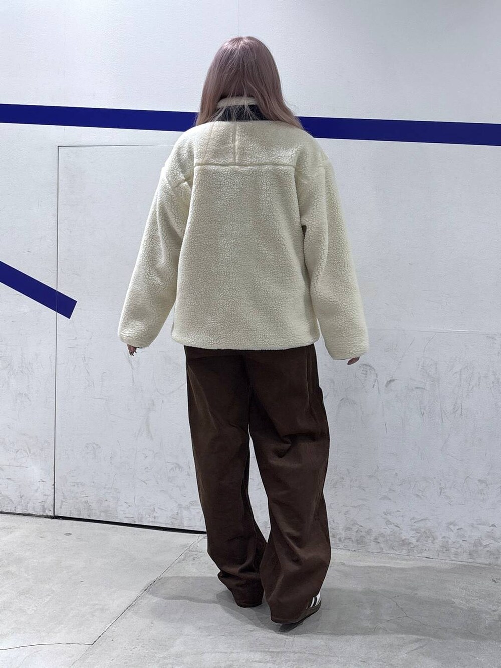 その他のブルゾン、ブラウン系のその他パンツを着用したレディースの秋コーディネートの4枚目の写真