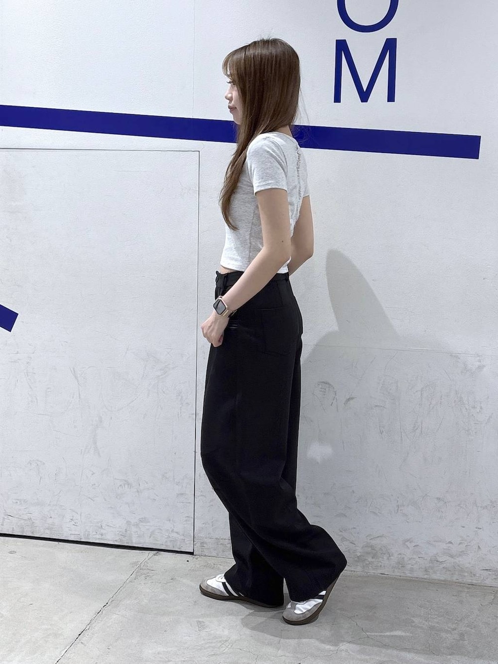 グレー系のTシャツ/カットソー、ブラック系のスウェットパンツを着用したレディースの春コーディネートの2枚目の写真