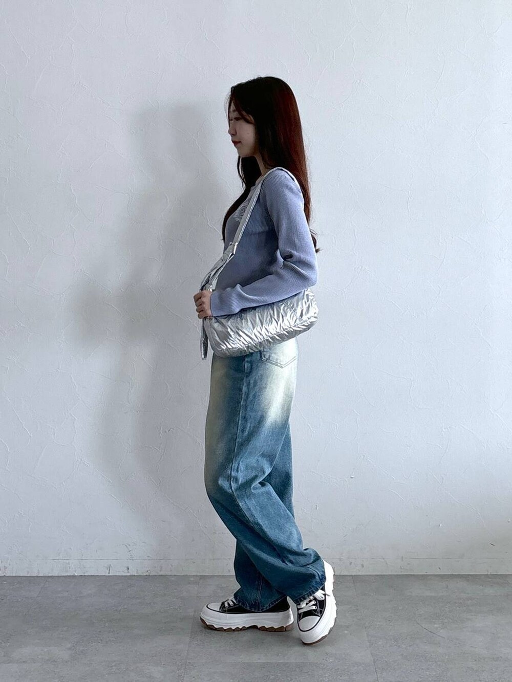 その他のショルダーバッグ、ブルー系のカーディガン/ボレロ、ブルー系のデニムパンツを着用したレディースの秋コーディネートの3枚目の写真