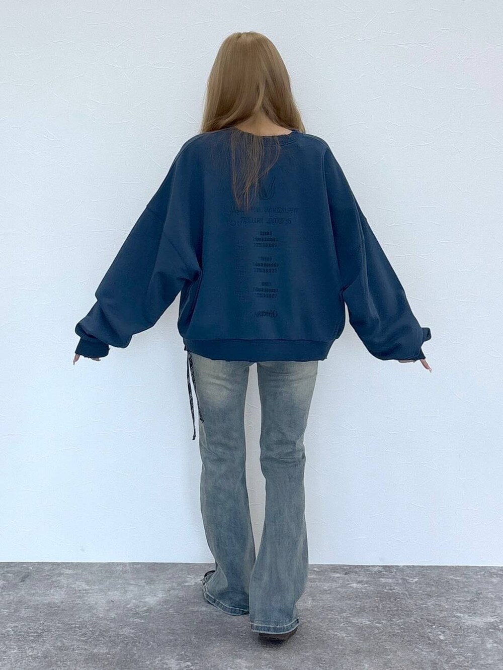 ブルー系のデニムパンツ、ブラック系のベルトを着用したレディースの夏コーディネートの4枚目の写真