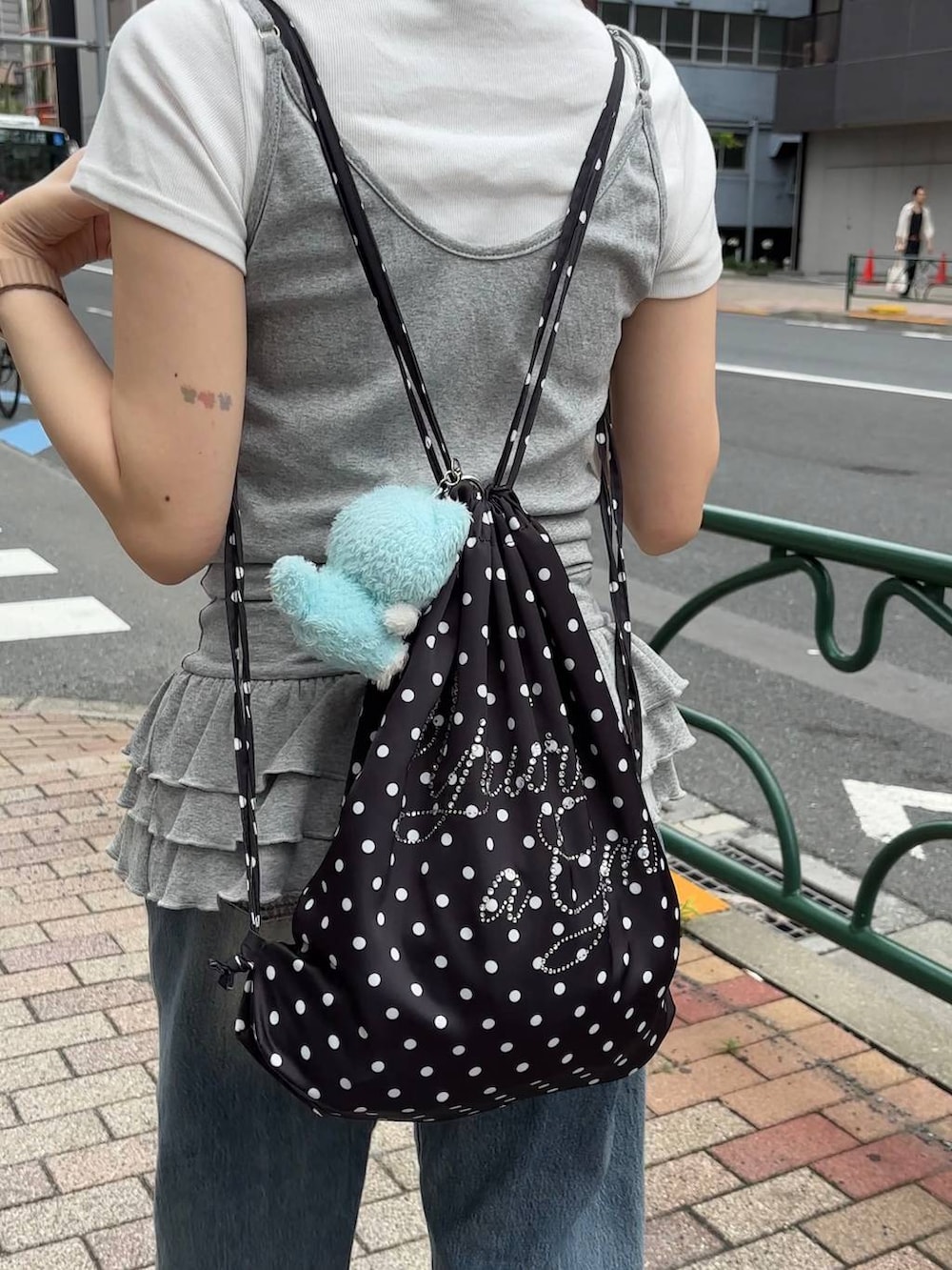 ブラック系のバックパック/リュック、グレー系のキャミソールを着用したレディースの夏コーディネートの3枚目の写真