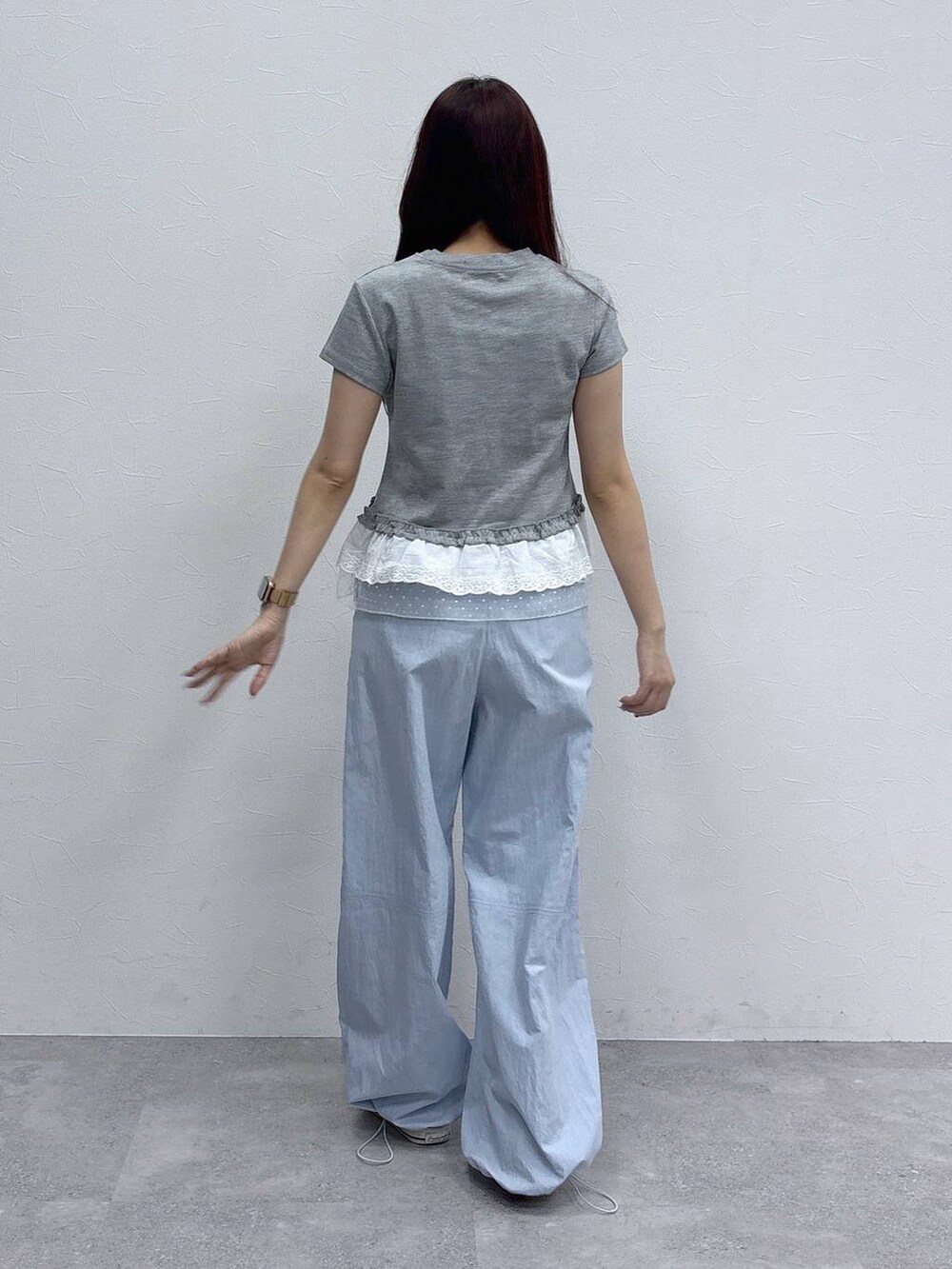 ブルー系のその他パンツ、グレー系のTシャツ/カットソーを着用したレディースの夏コーディネートの4枚目の写真
