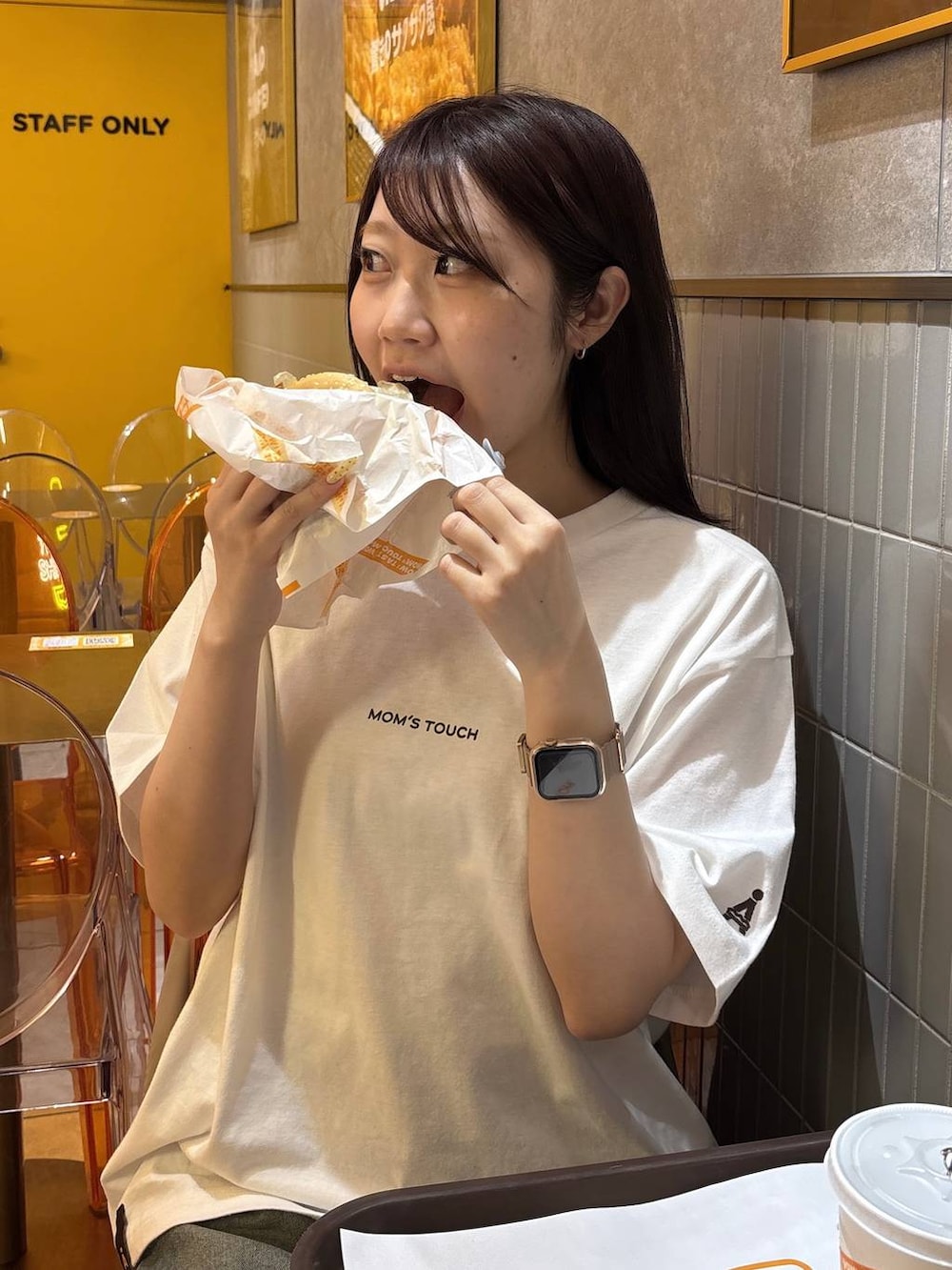 ホワイト系のTシャツ/カットソーを着用したレディースの春コーディネートの2枚目の写真
