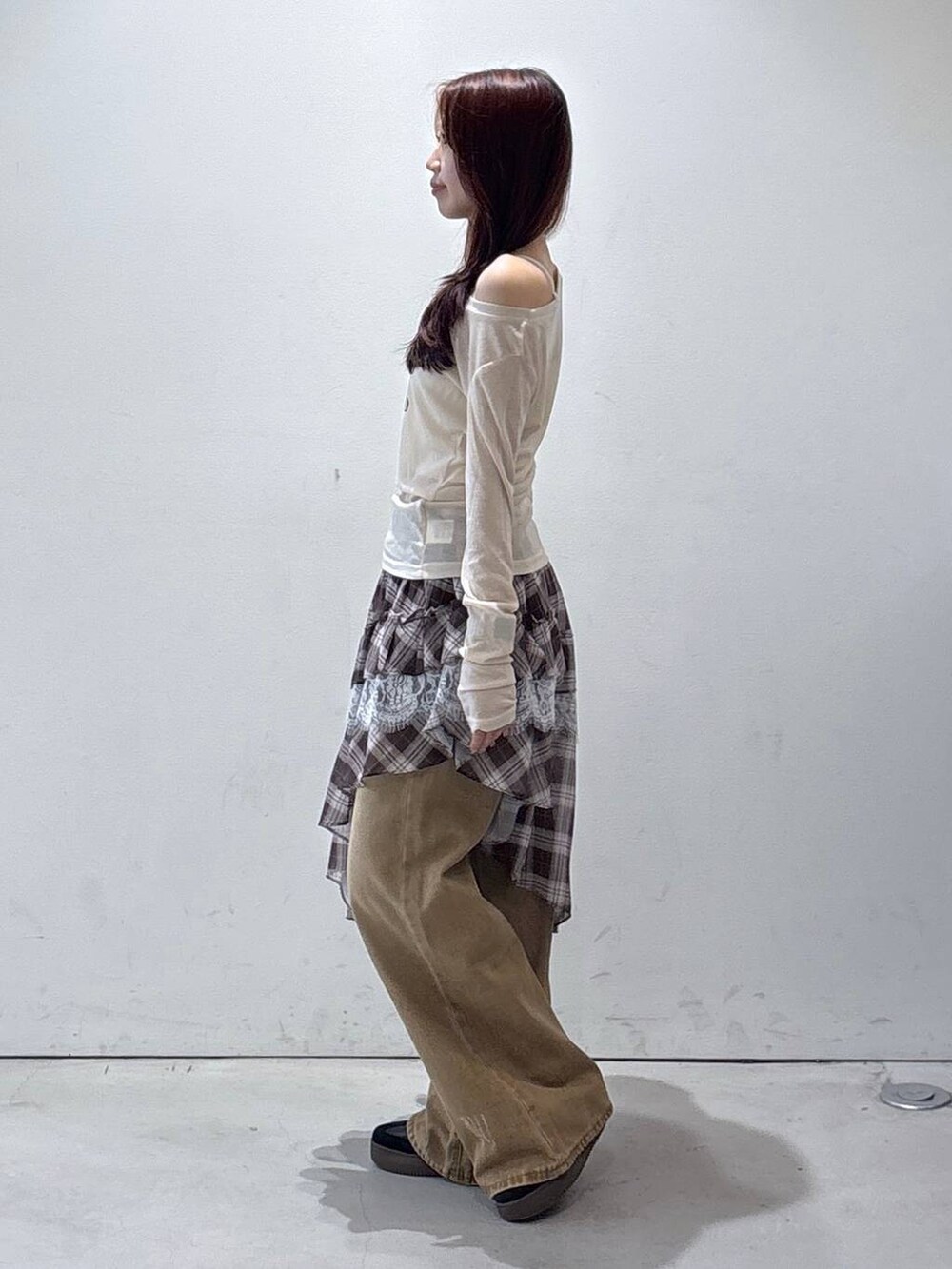 ベージュ系のTシャツ/カットソー、イエロー系のデニムパンツ、ブラウン系のスカートを着用したレディースの夏コーディネートの3枚目の写真