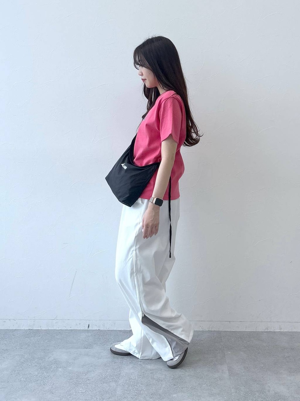 ベージュ系のカーゴパンツ、ピンク系のTシャツ/カットソー、ブラック系のショルダーバッグを着用したレディースの春コーディネートの4枚目の写真