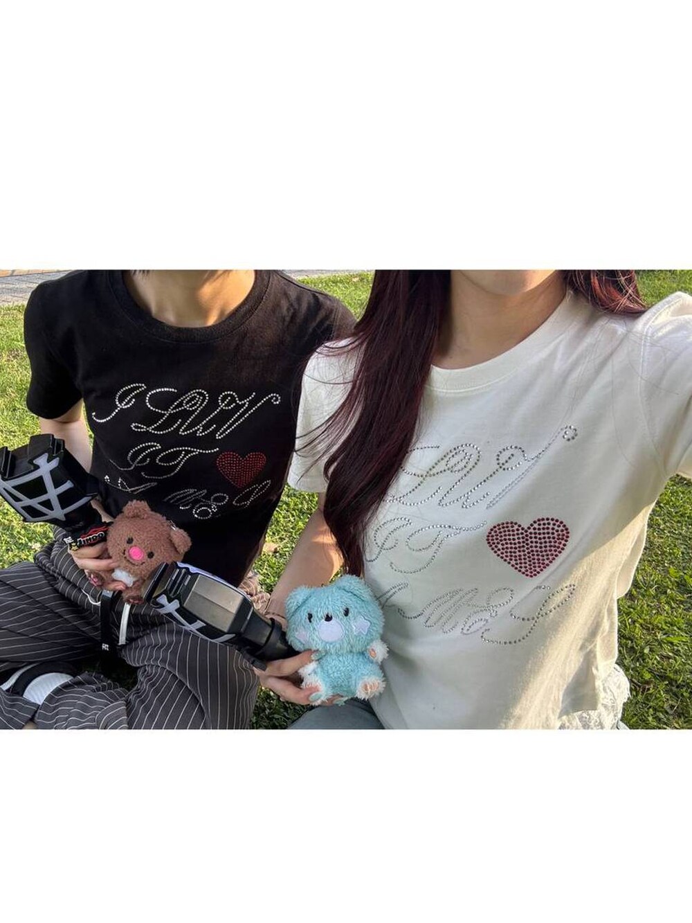 ホワイト系のTシャツ/カットソー、ブルー系のデニムパンツを着用したレディースの夏コーディネートの2枚目の写真