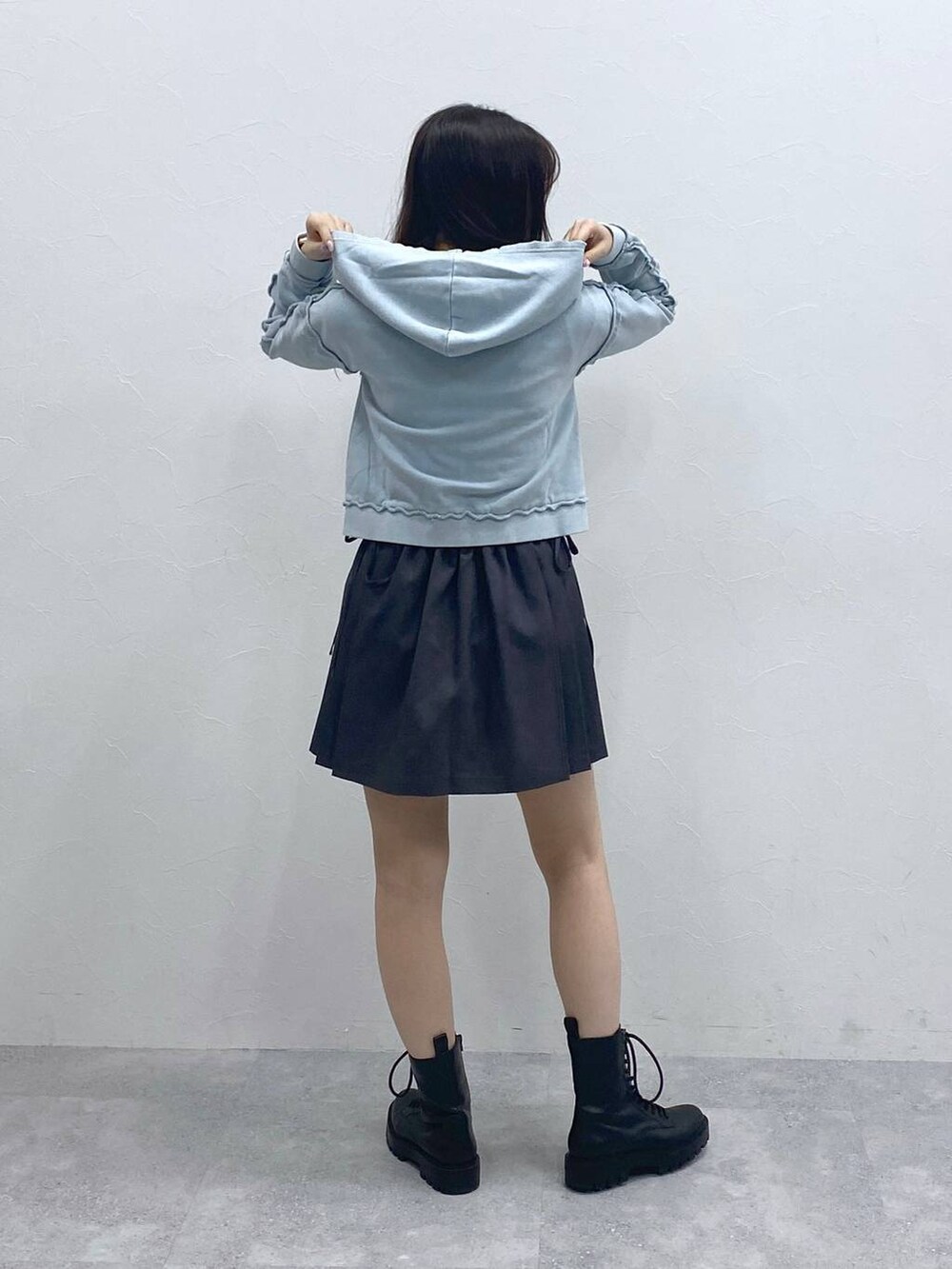 グレー系のスカート、ブルー系のパーカーを着用したレディースの春コーディネートの7枚目の写真